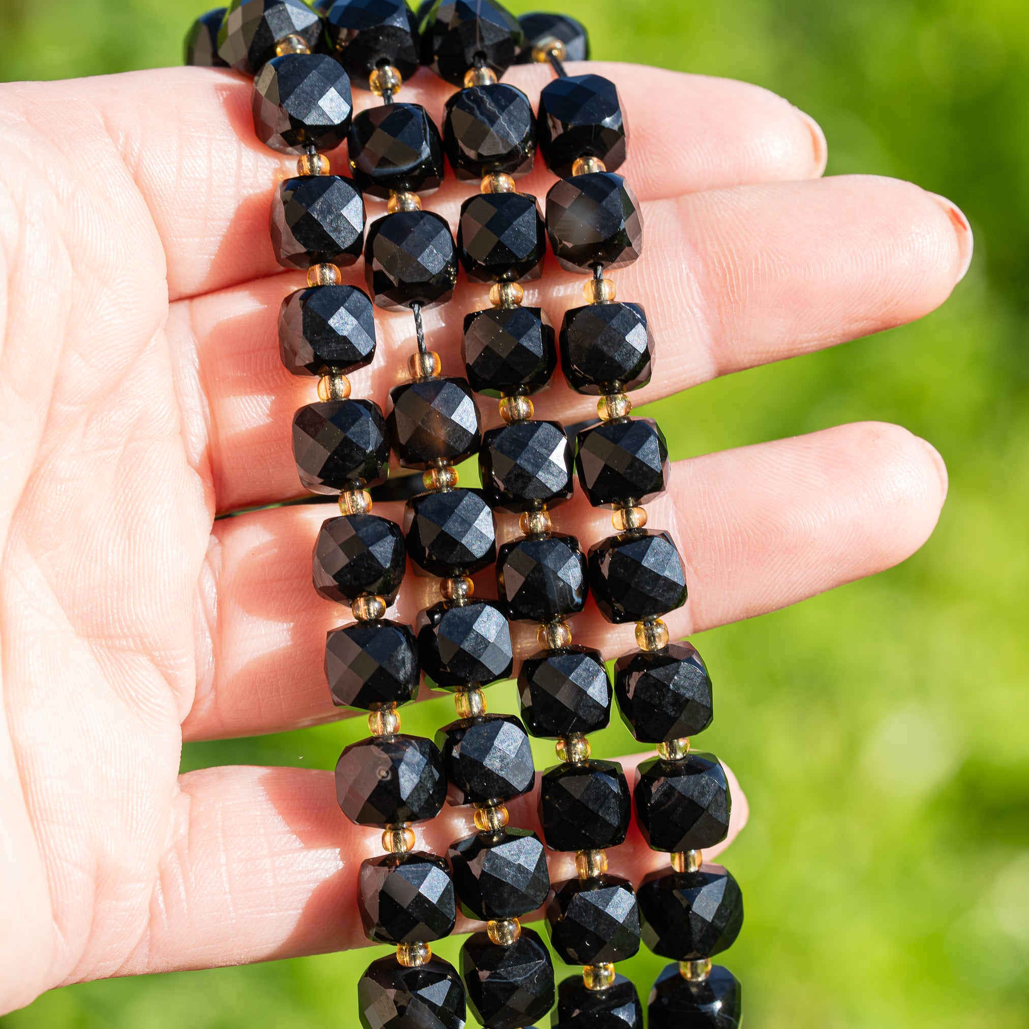 Perles cubes facettes en Obsidienne noire de 8 mm ( lot de 4 perles )