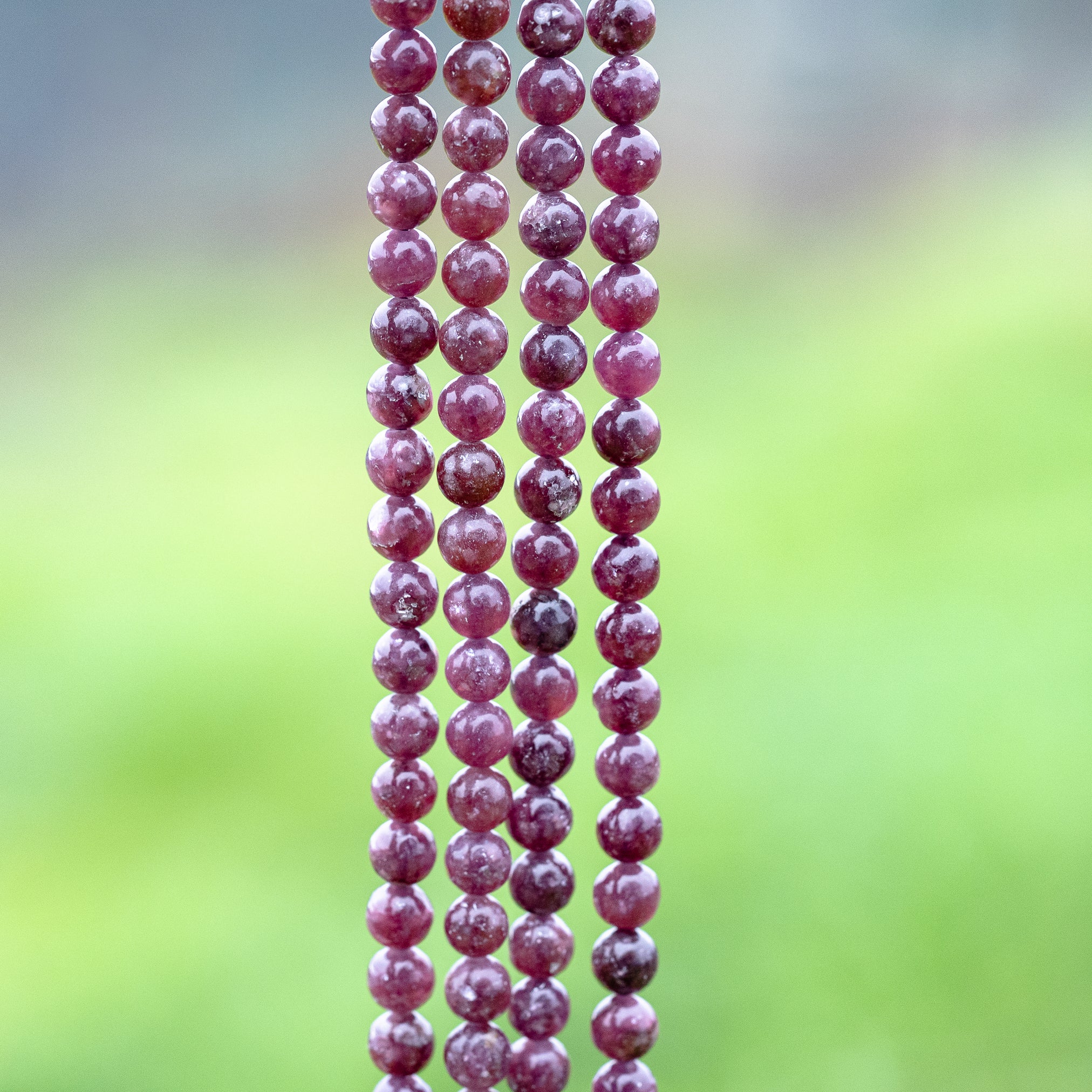 Perles rondes lisses de Lépidolite violette foncée grade a de 5,8 mm ( 1/2 rang de env 35 perles )