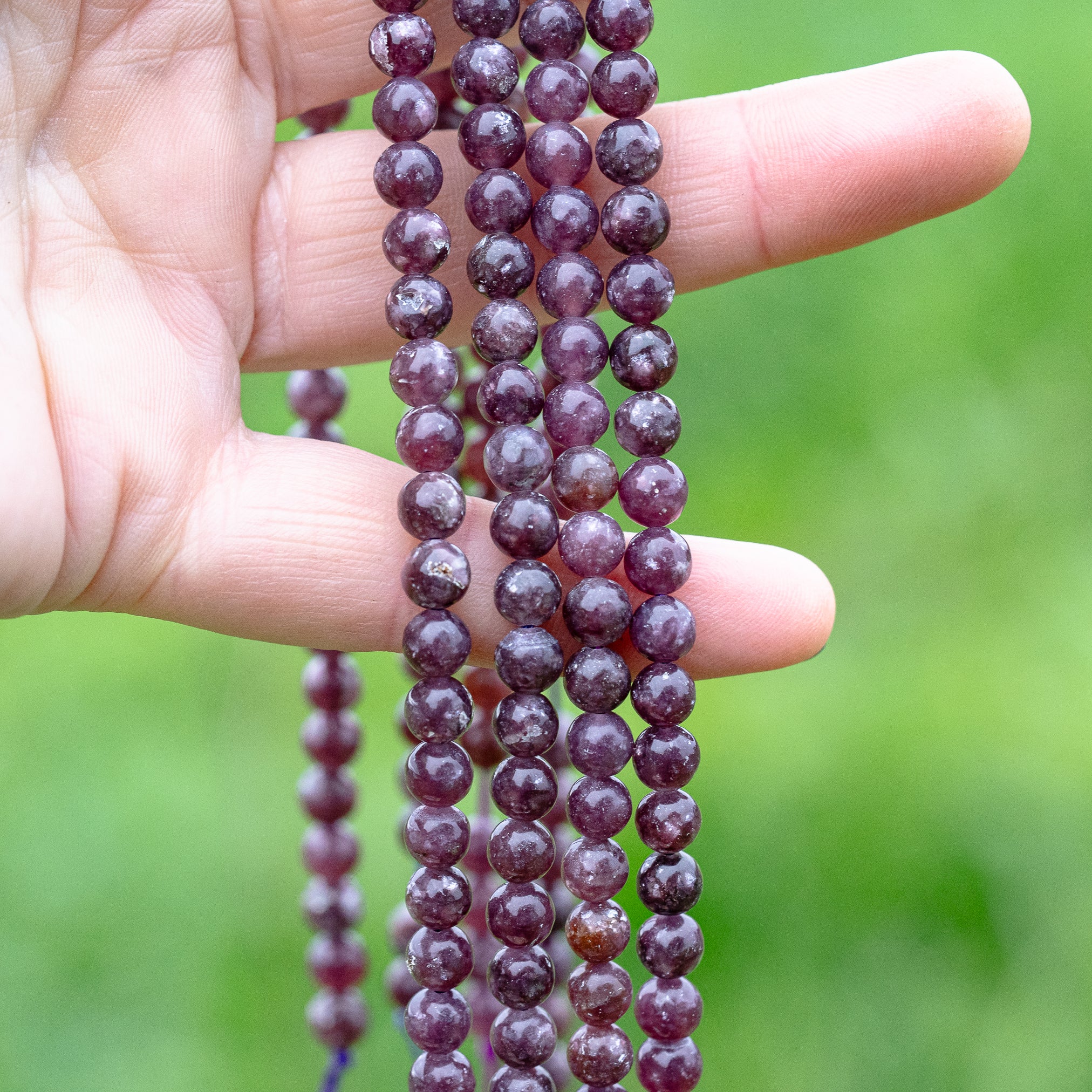 Perles rondes lisses de Lépidolite violette foncée grade a de 5,8 mm ( 1/2 rang de env 35 perles )