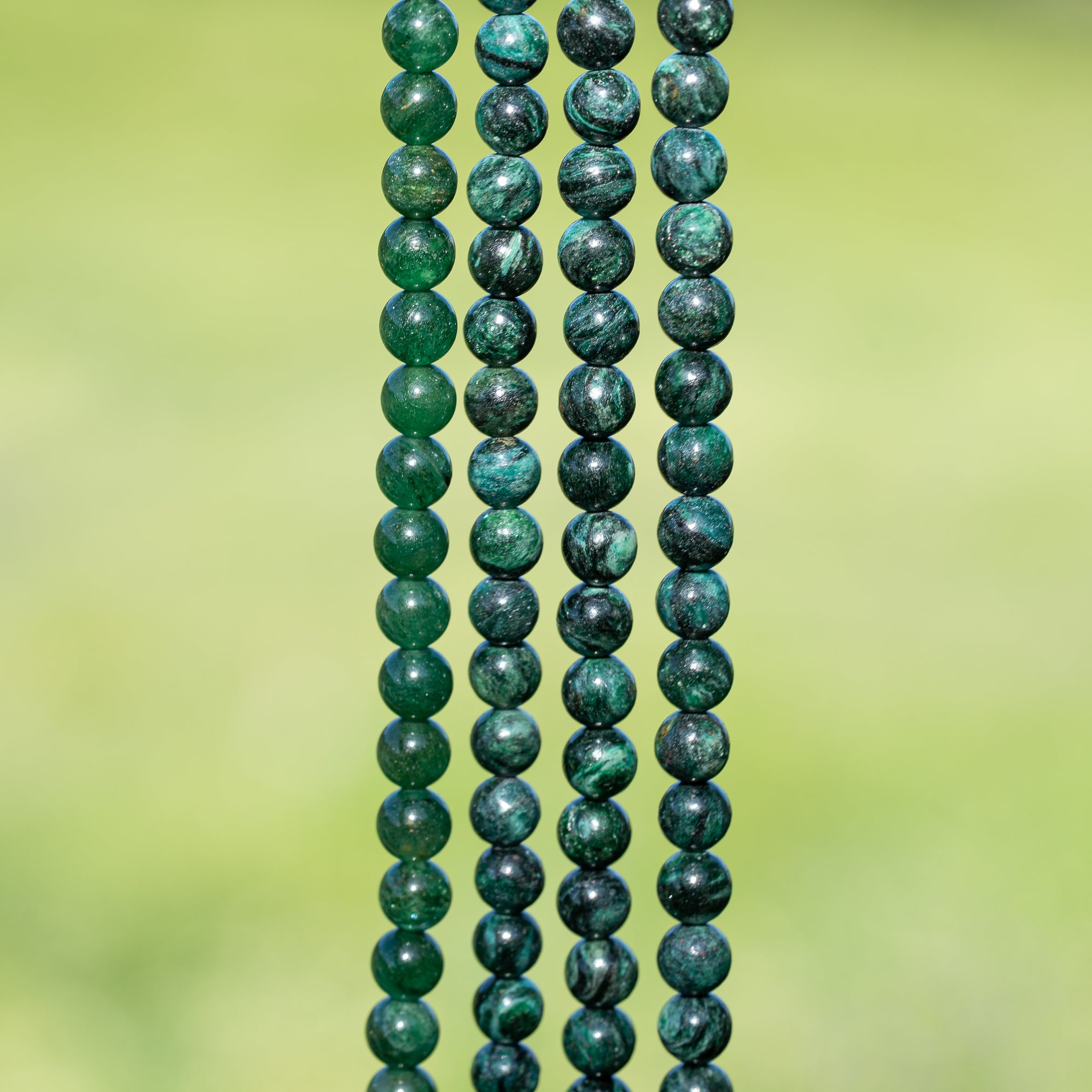 Perles rondes lisses de Fuschite de 6 mm ( 1/2 rang de env 32 perles )