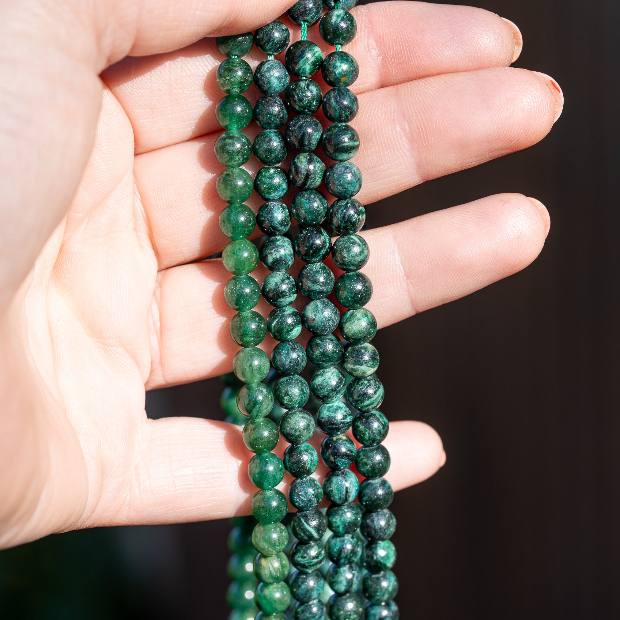 Perles rondes lisses de Fuschite de 6 mm ( 1/2 rang de env 32 perles )