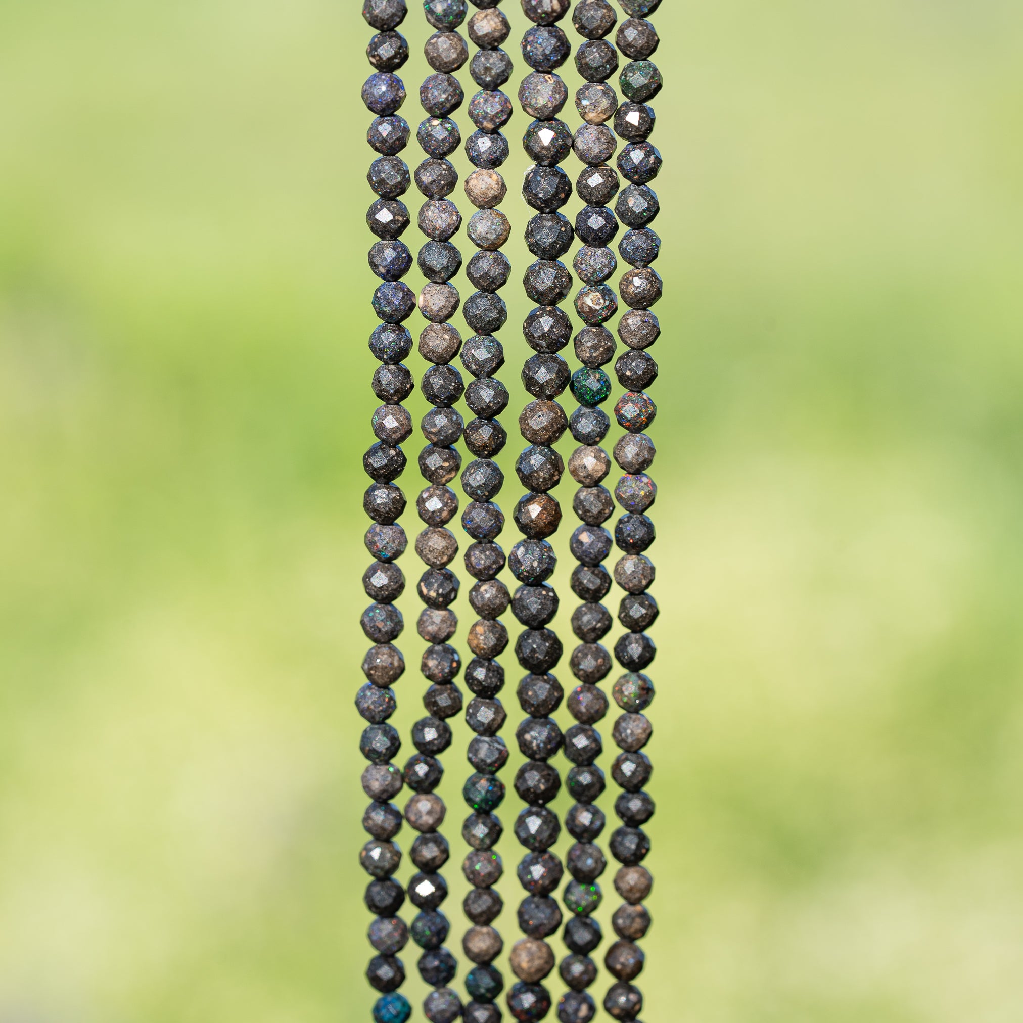 Perles rondes facettes en Opale noire reflets ✨ de 4 mm ( 1/2 rang de env 56 perles )