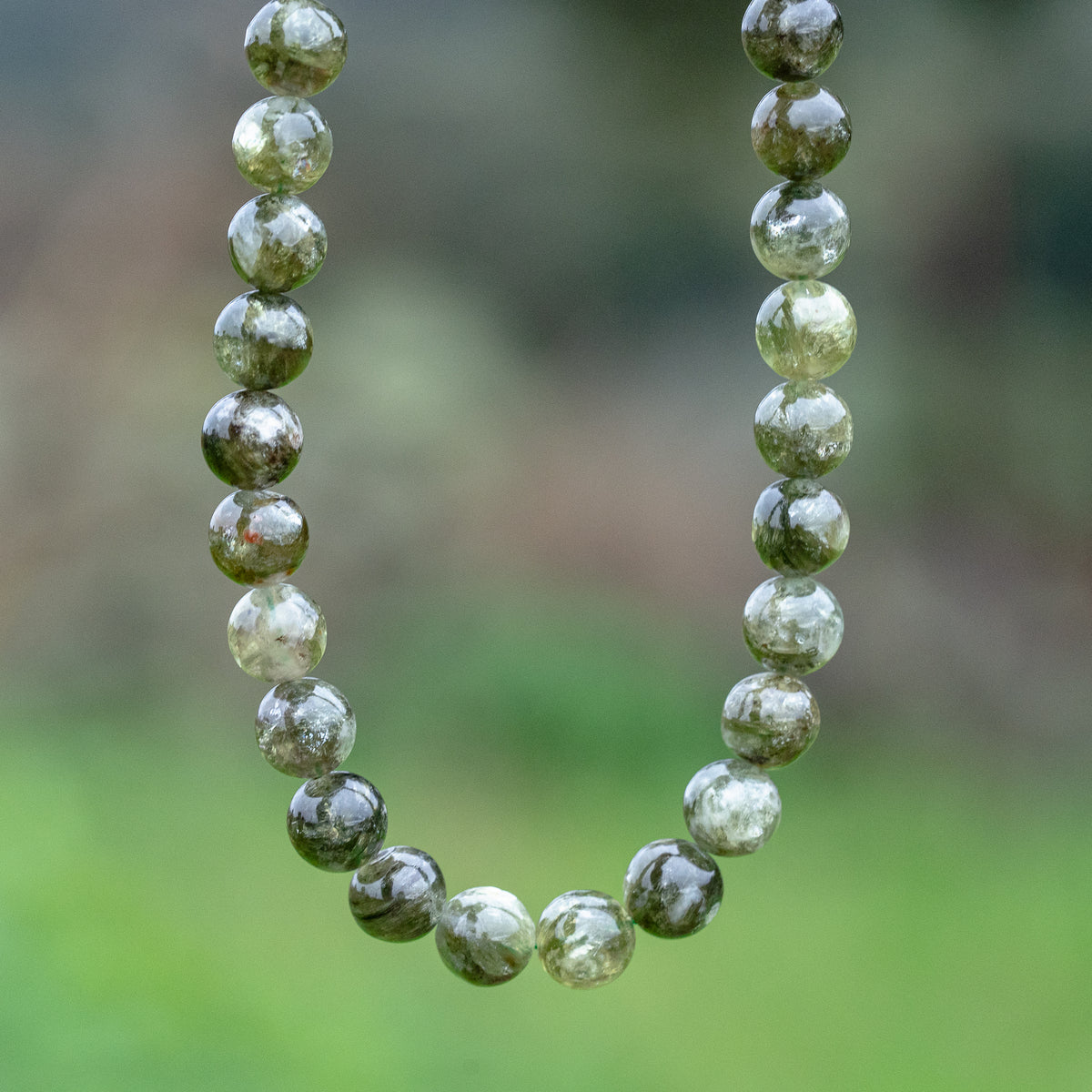 Perles rondes lisses de Lépidolite verte de 8,5 mm ( lot de 6 perles ou 1/2 rang de env 23 perles )