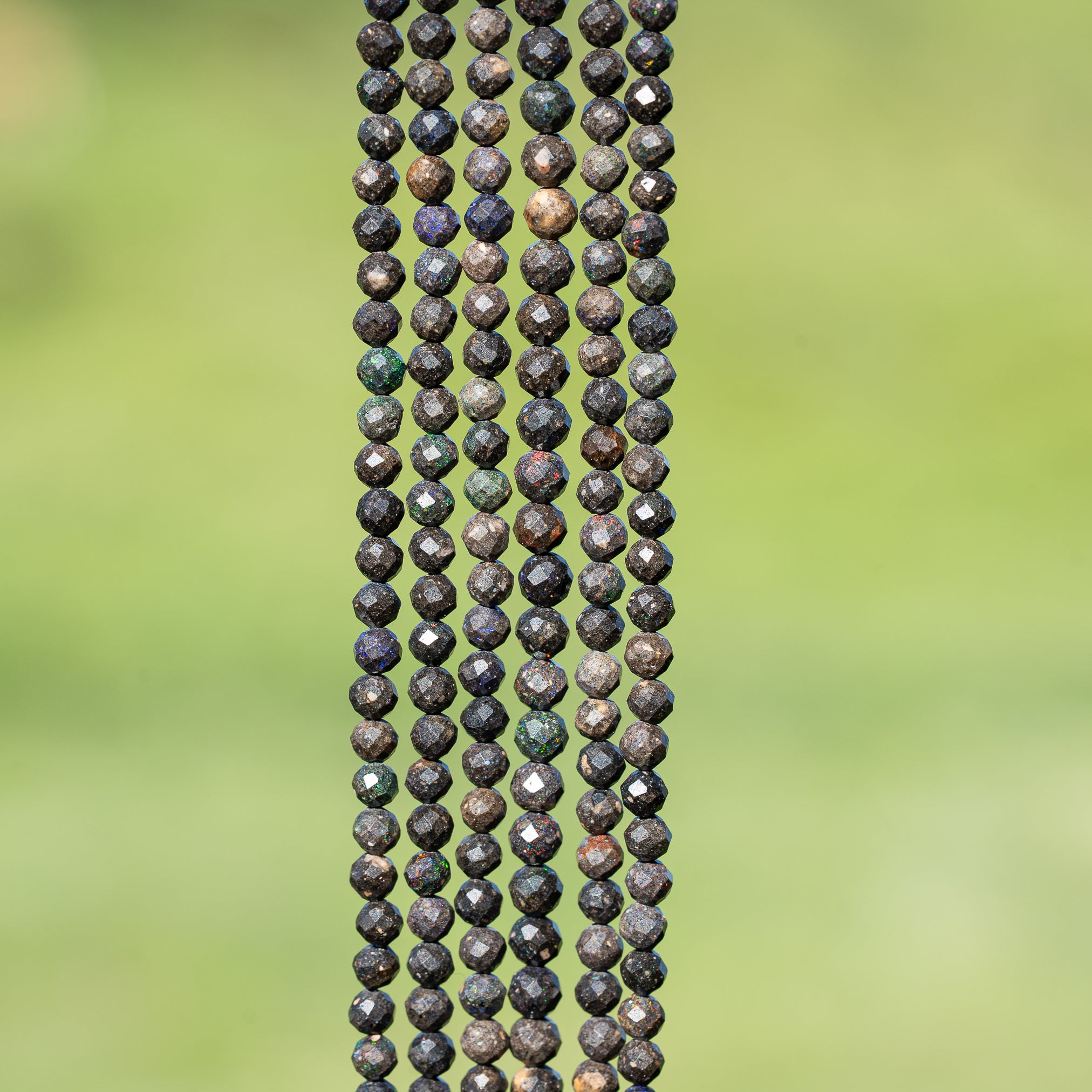 Perles rondes facettes en Opale noire reflets ✨ de 4 mm ( 1/2 rang de env 56 perles )