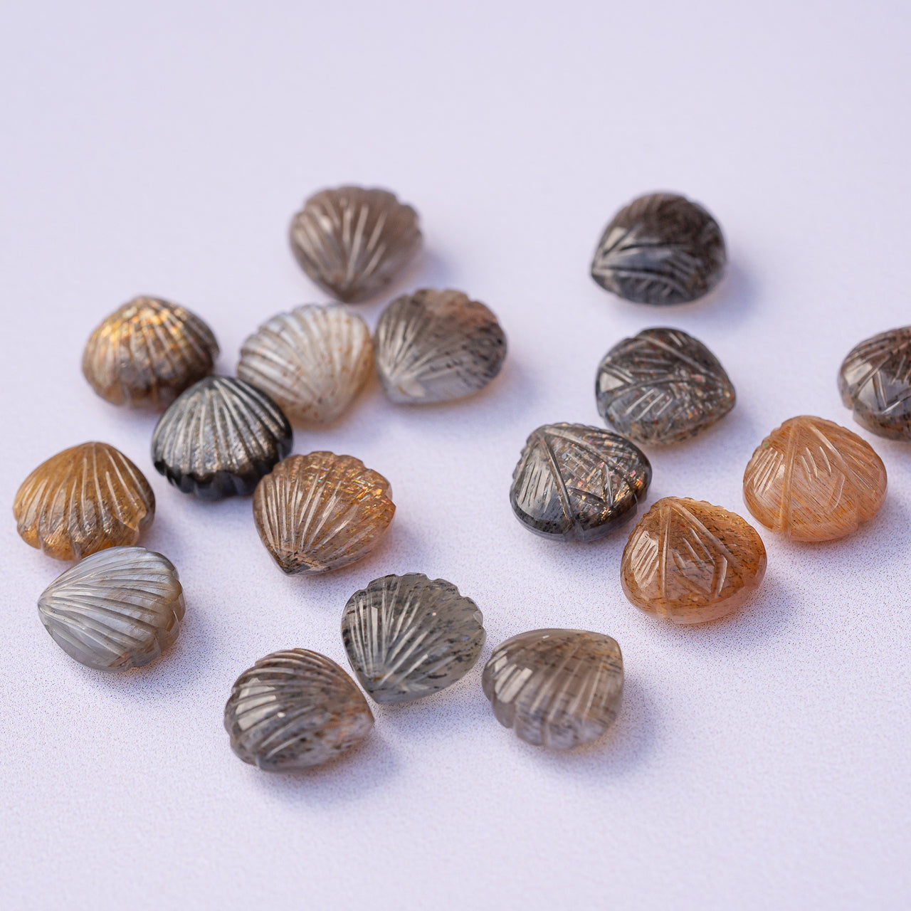 Gouttes sculptées de pierre de lune " golden spark " de 12 x 12 mm ( à l&