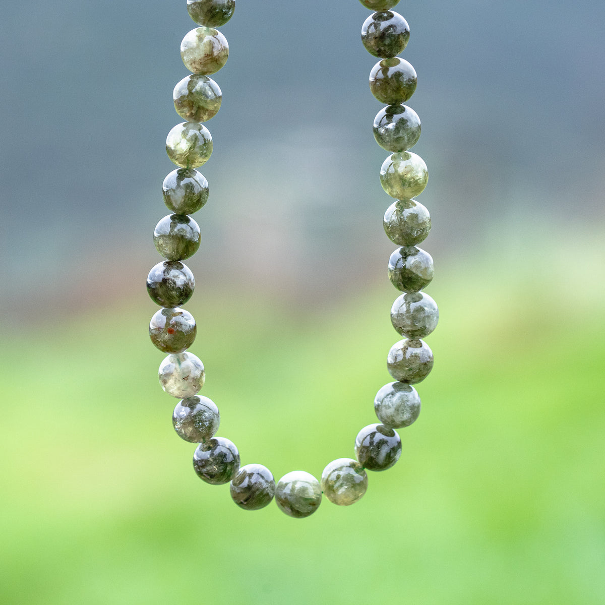 Perles rondes lisses de Lépidolite verte de 8,5 mm ( lot de 6 perles ou 1/2 rang de env 23 perles )