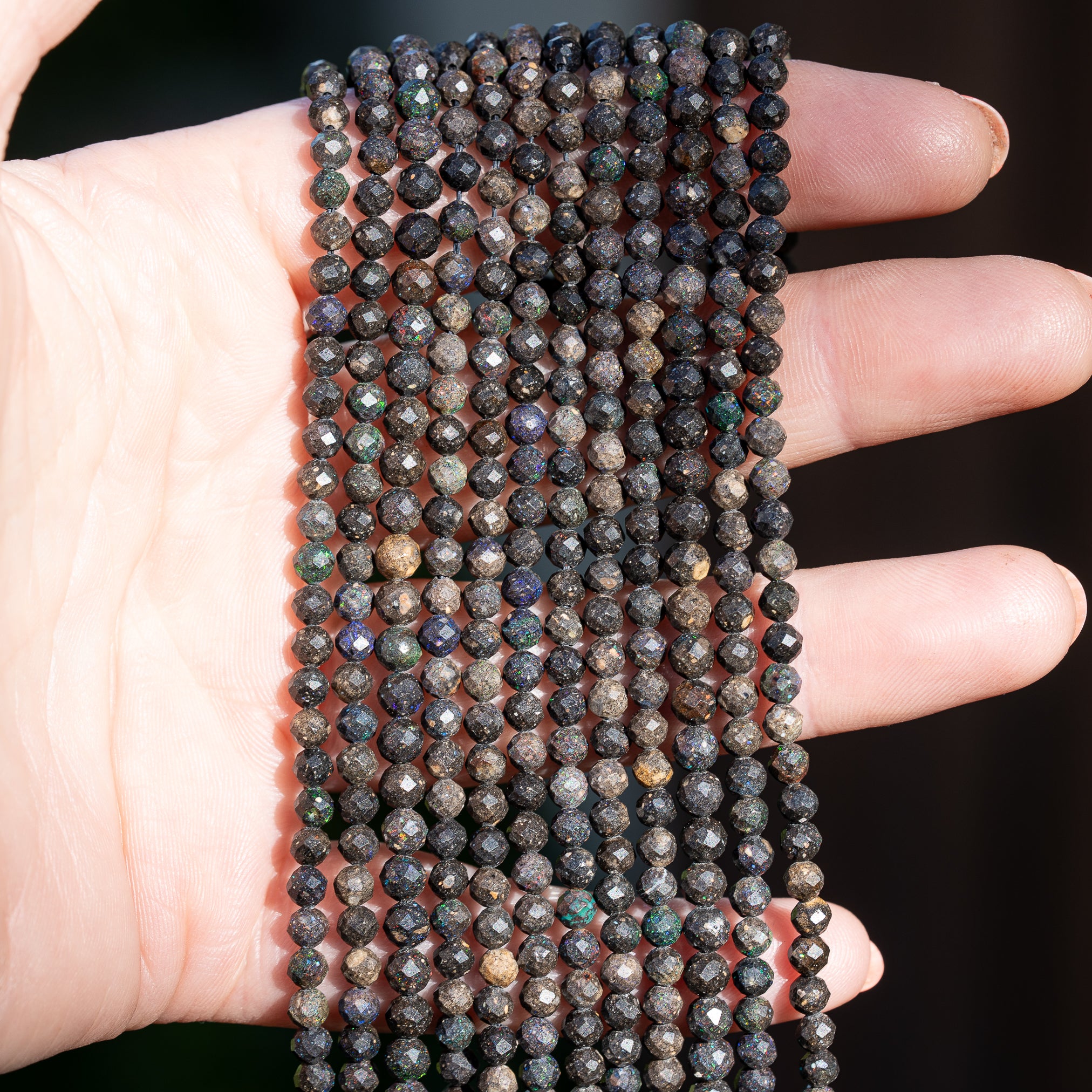 Perles rondes facettes en Opale noire reflets ✨ de 4 mm ( 1/2 rang de env 56 perles )