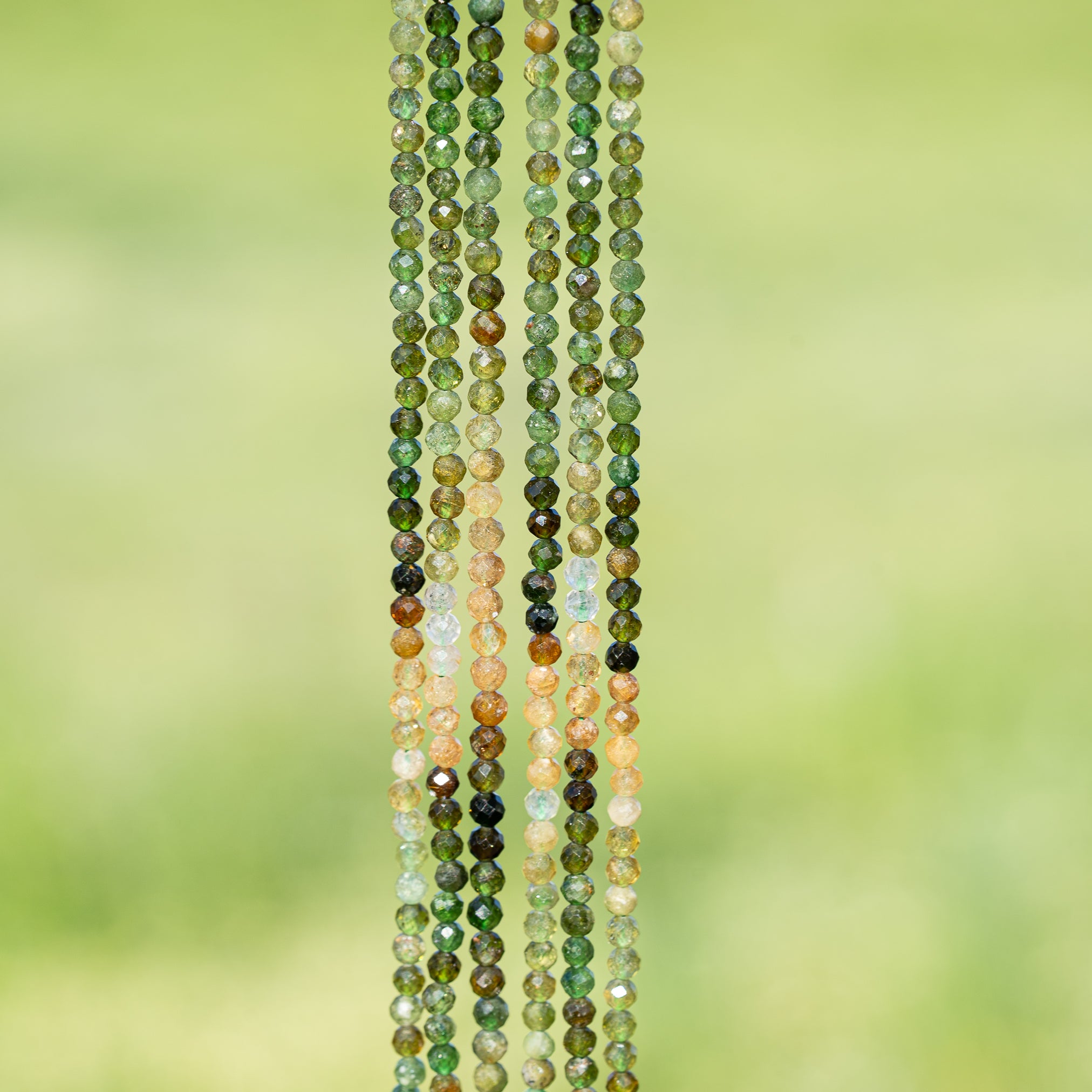 Perles rondes facettes de Tourmaline verte/marron de 3 mm ( 1/2 rang de env 62 perles )