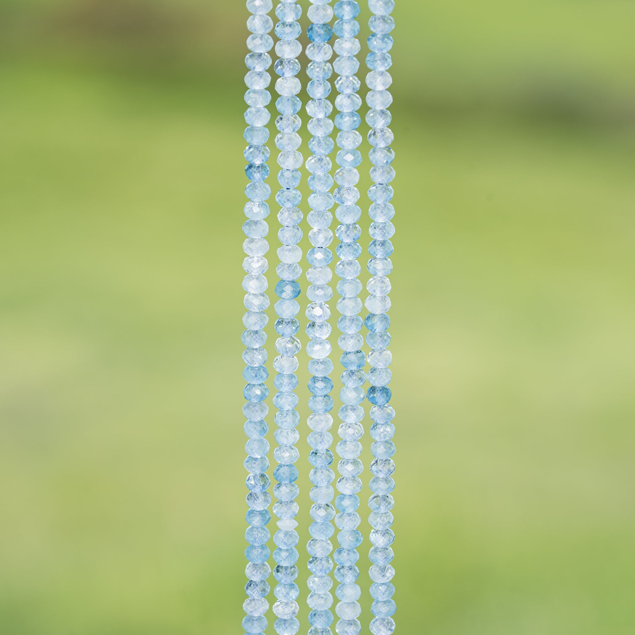 Perles rondelles facettes en Aigue-marine de 4 x 2,5 mm ( rang de env 140 perles )