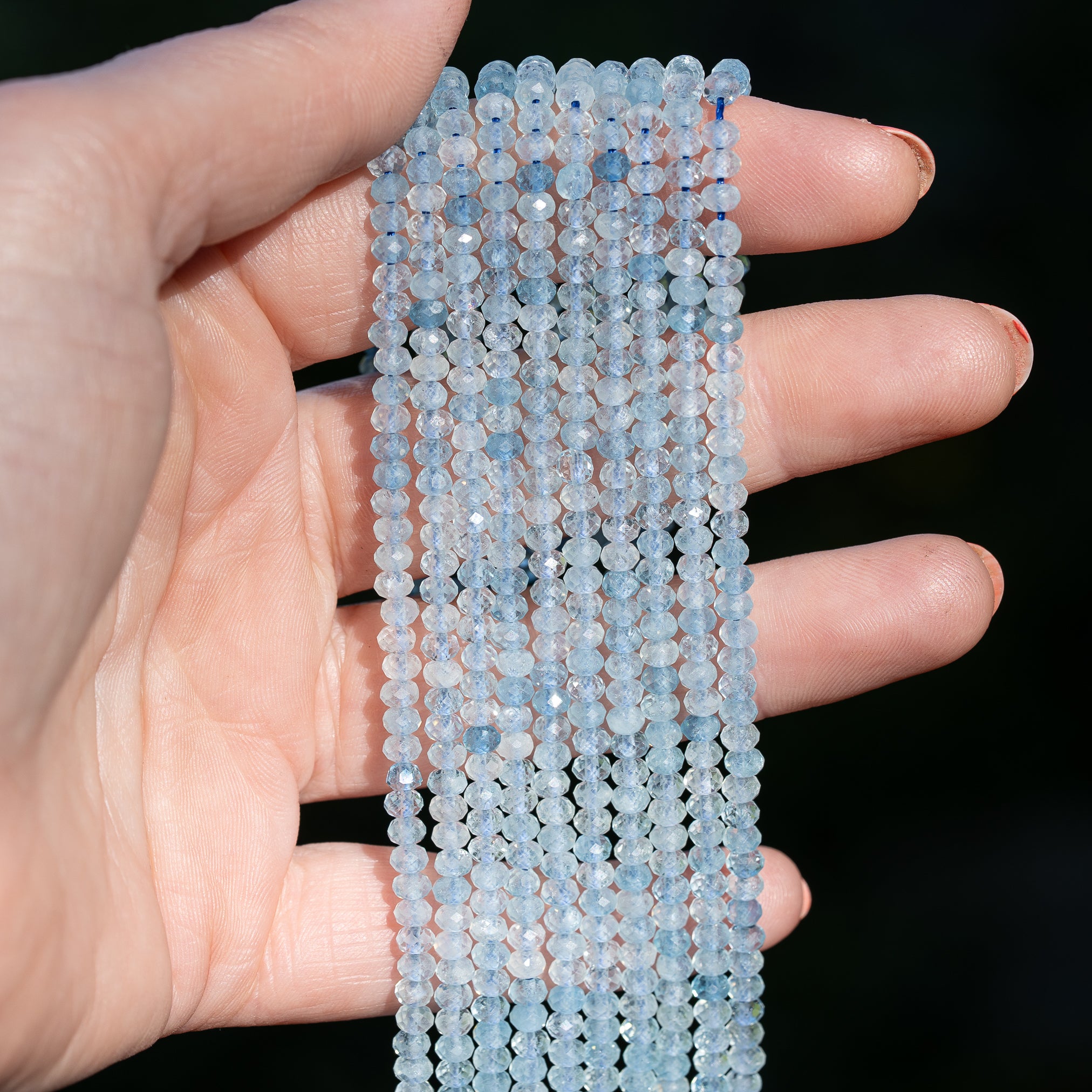 Perles rondelles facettes en Aigue-marine de 4 x 2,5 mm ( rang de env 140 perles )
