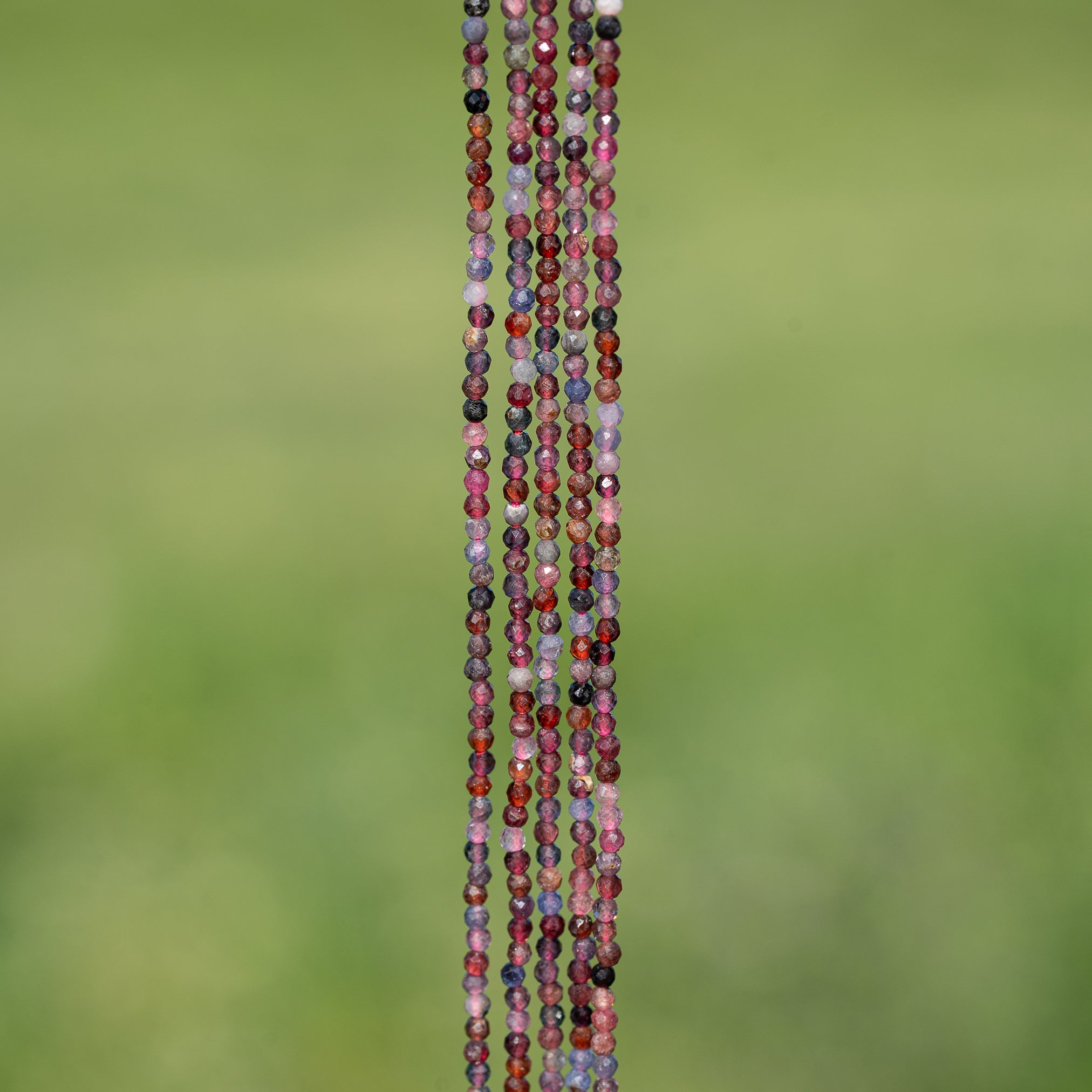 Perles rondes facettes de Spinelle multicolore de 2 mm ( rang de env 210 perles )