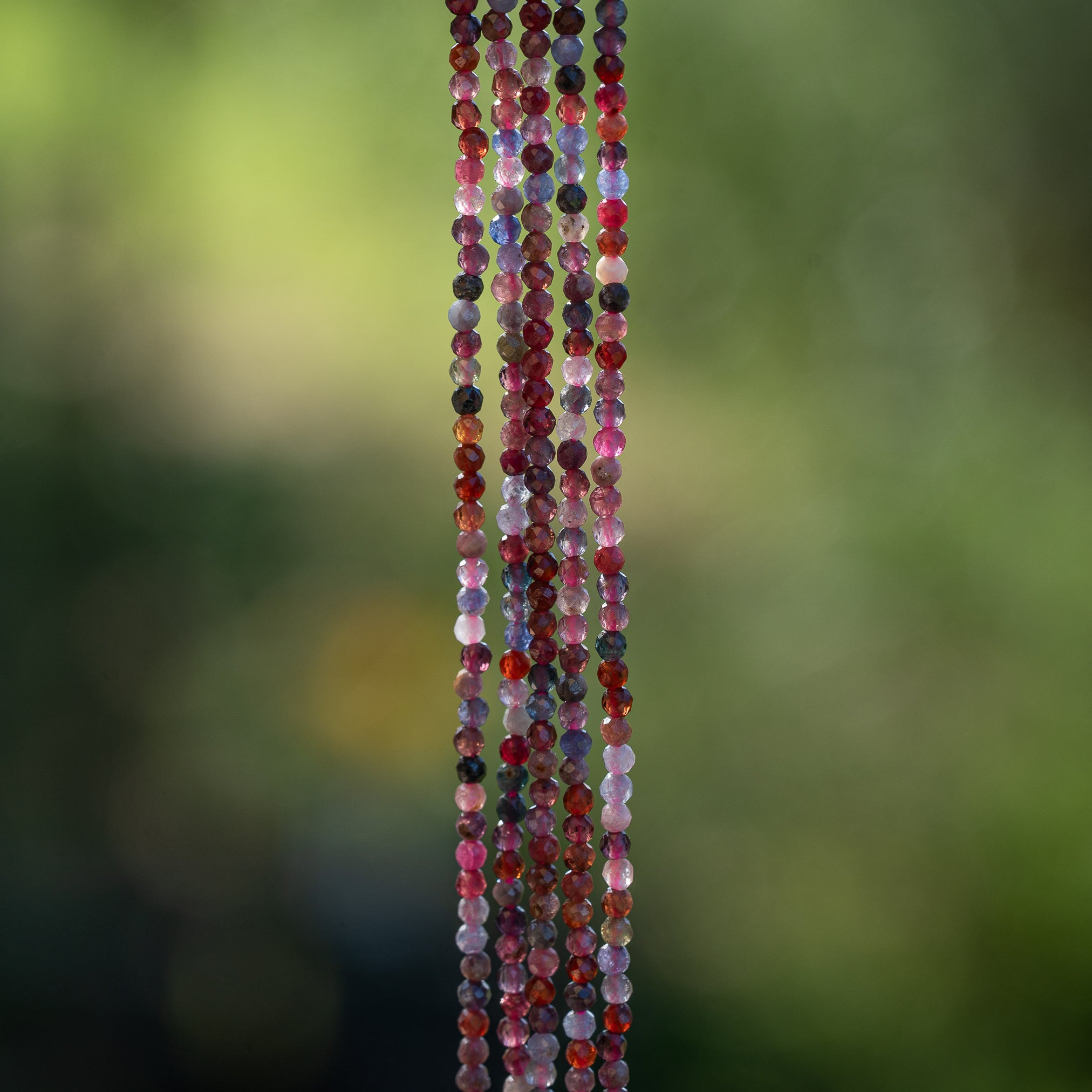 Perles rondes facettes de Spinelle multicolore de 2 mm ( rang de env 210 perles )