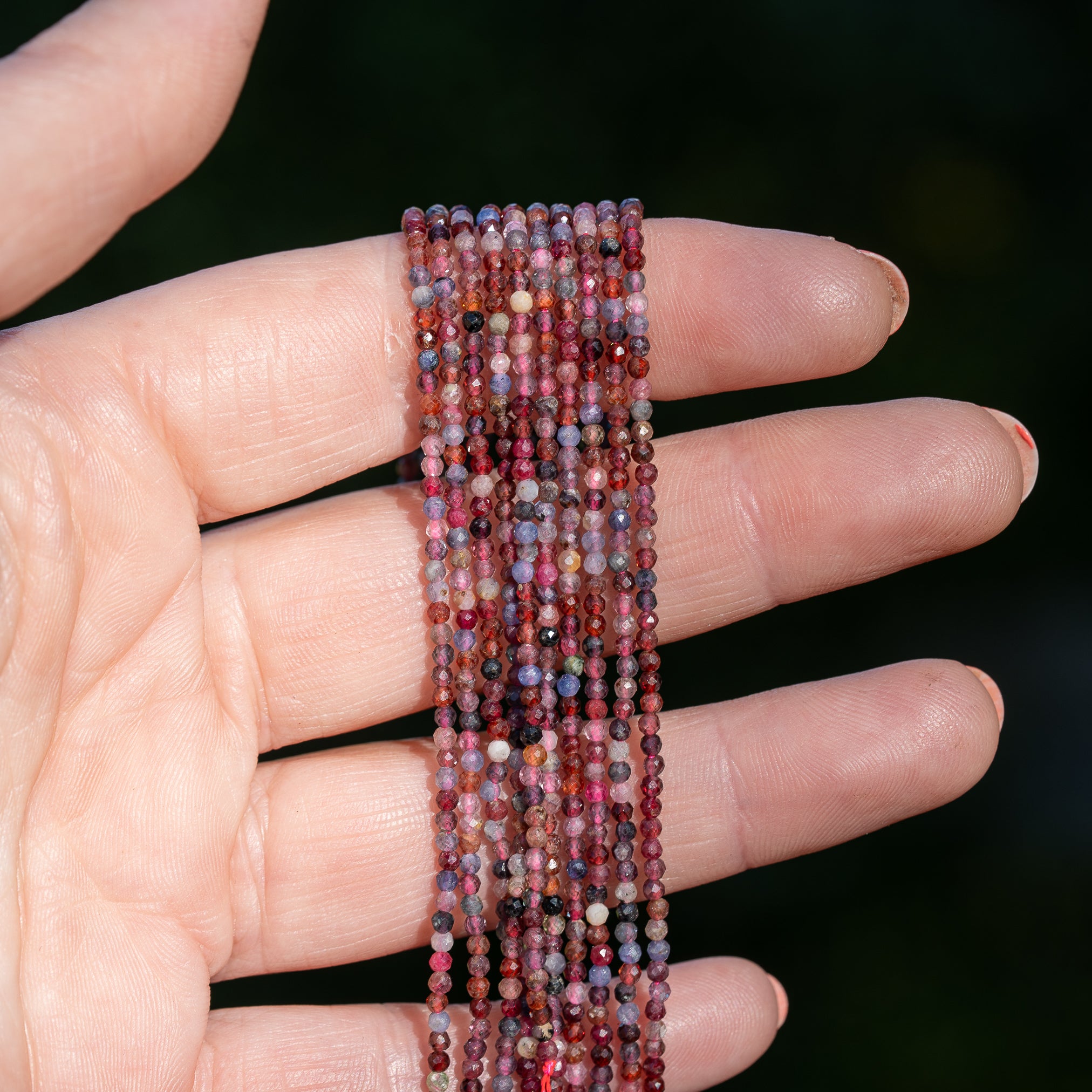 Perles rondes facettes de Spinelle multicolore de 2 mm ( rang de env 210 perles )