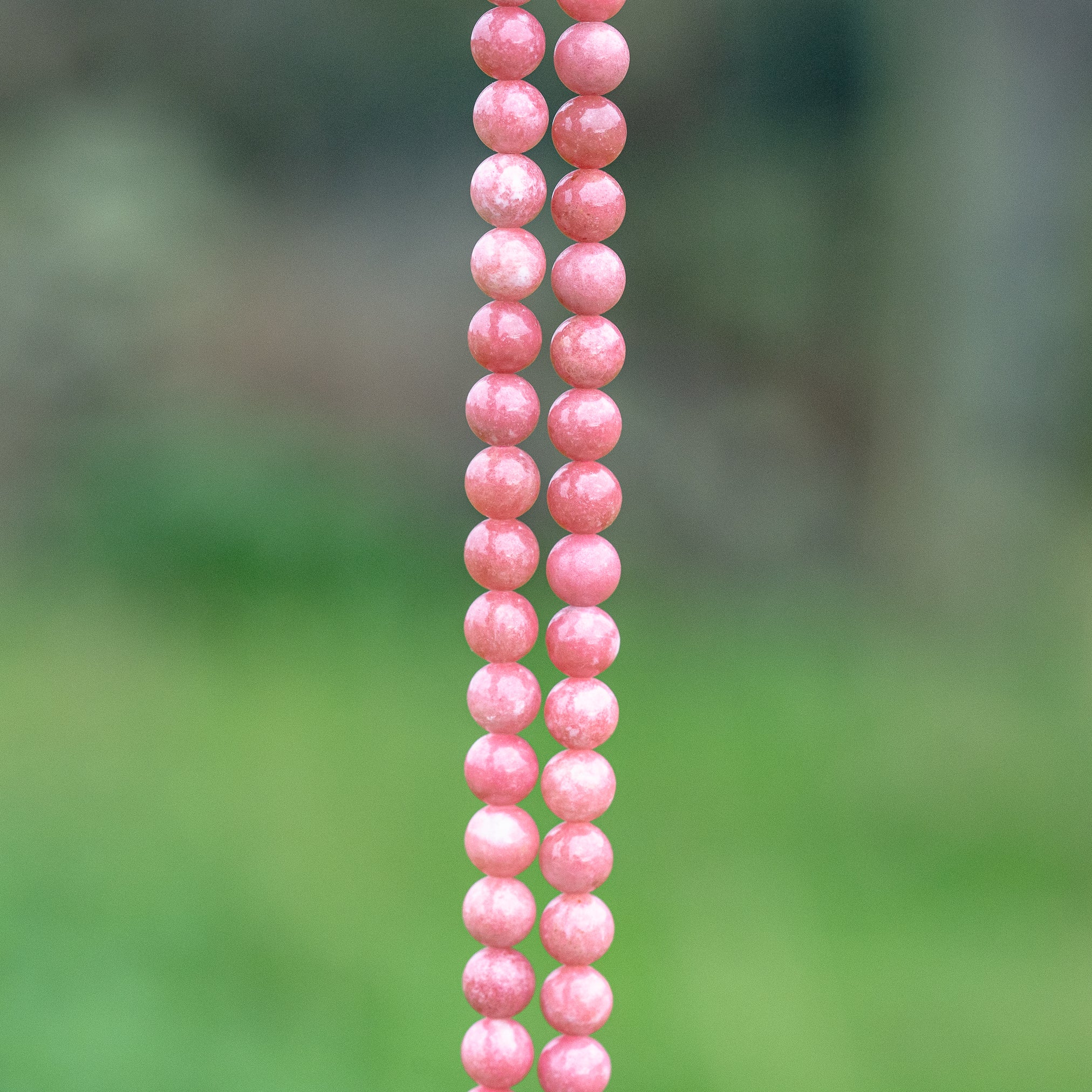Perles rondes lisses de Thulite de 6 ou 6,5 mm ( 1/2 rang de env 33 ou 29/30 perles )
