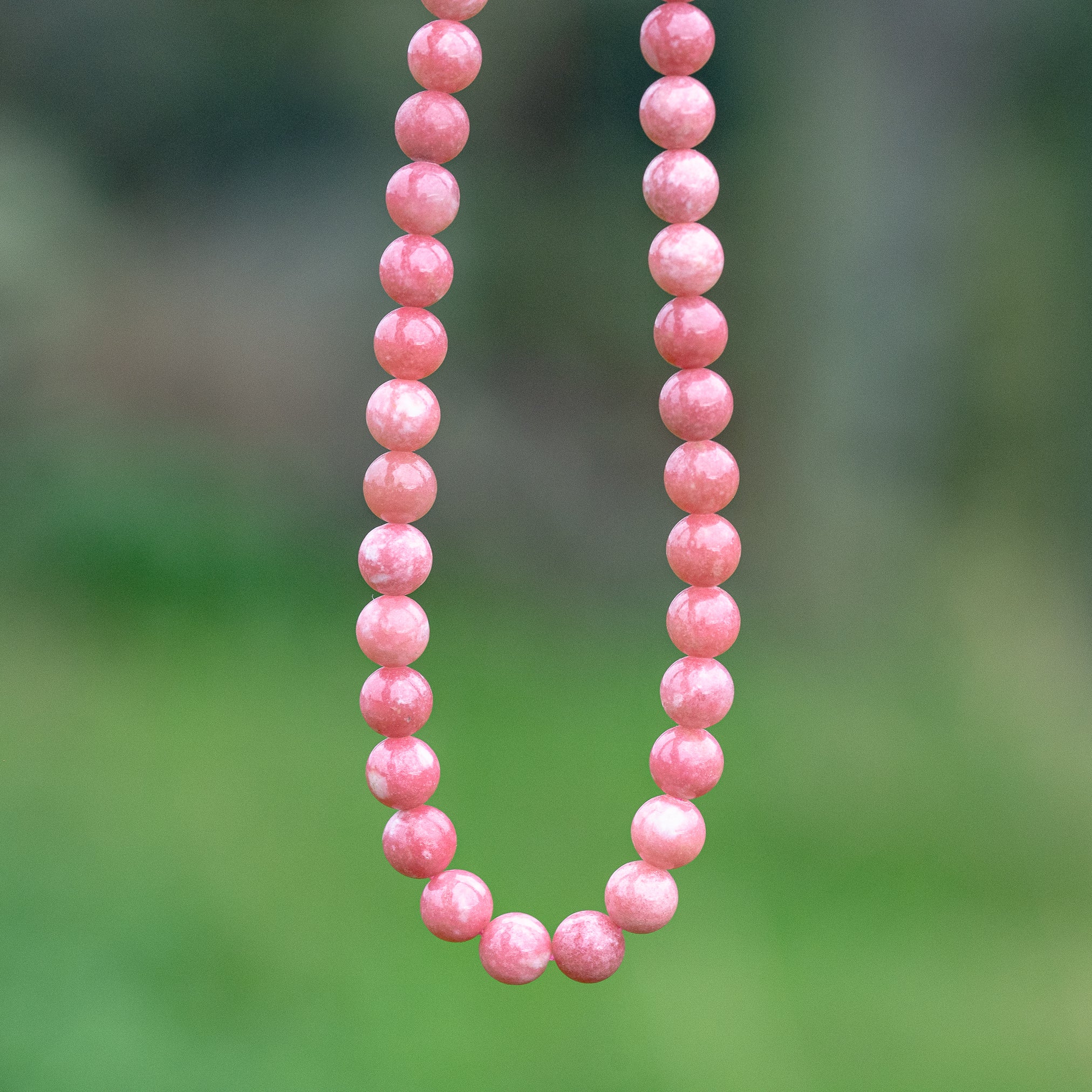 Perles rondes lisses de Thulite de 6 ou 6,5 mm ( 1/2 rang de env 33 ou 29/30 perles )
