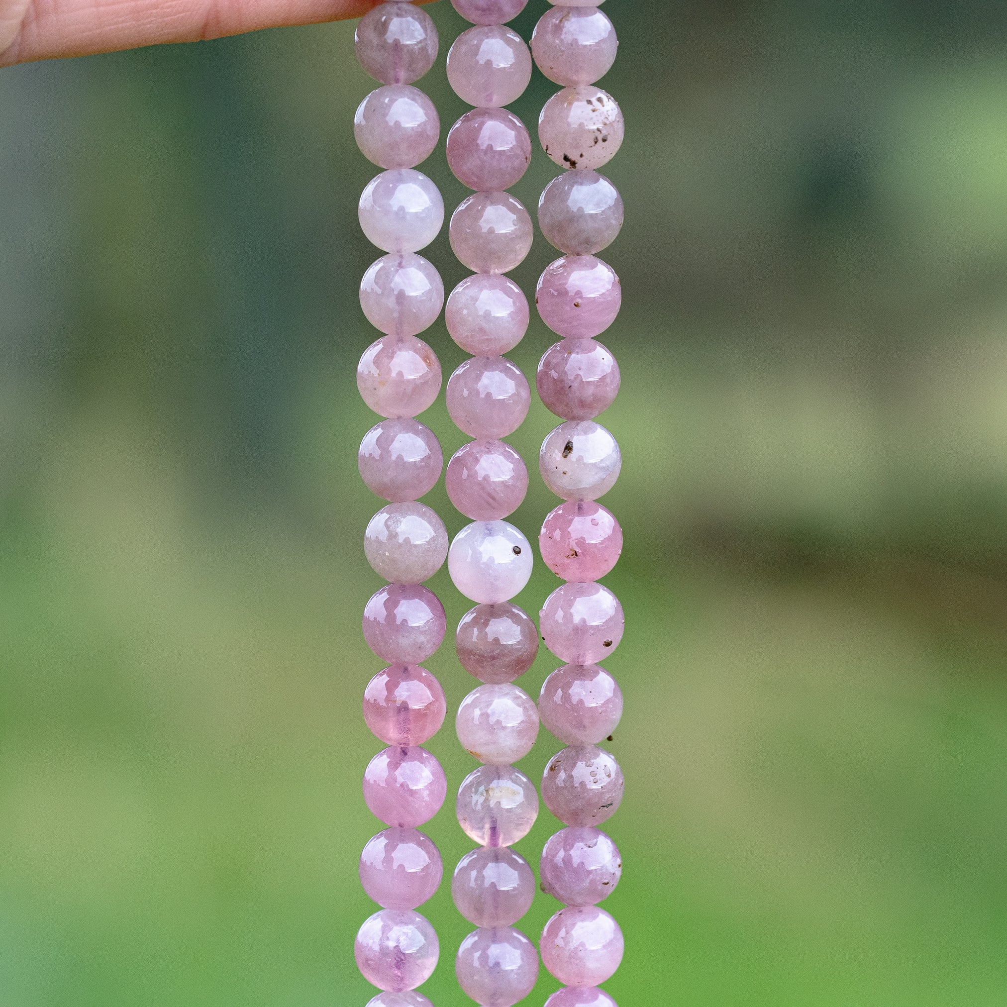 Perles rondes lisses de Quartz rose foncé de 8 mm ( 1/2 rang de env 23/24 perles )
