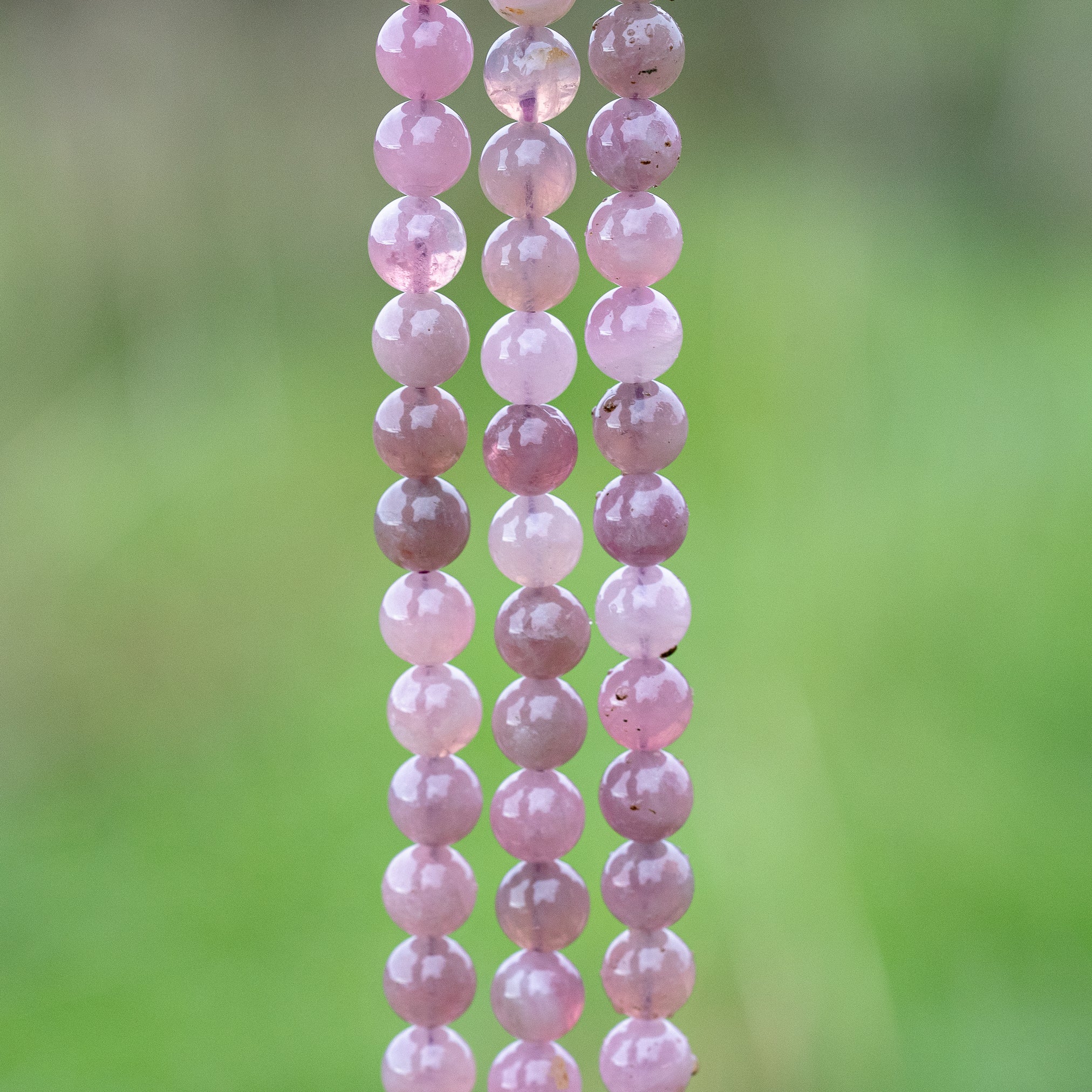 Perles rondes lisses de Quartz rose foncé de 8 mm ( 1/2 rang de env 23/24 perles )