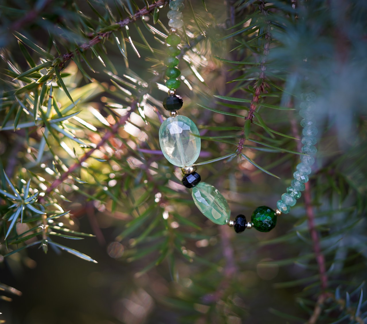 Perles rondes facettes grade A de Diopside chrome de 7 mm ( lot de 4 )