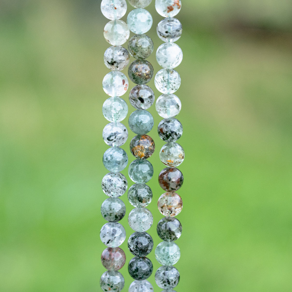 Perles rondes lisses de Quartz à inclusions vert de 8,5 mm ( 1/2 rang de env 23 perles )