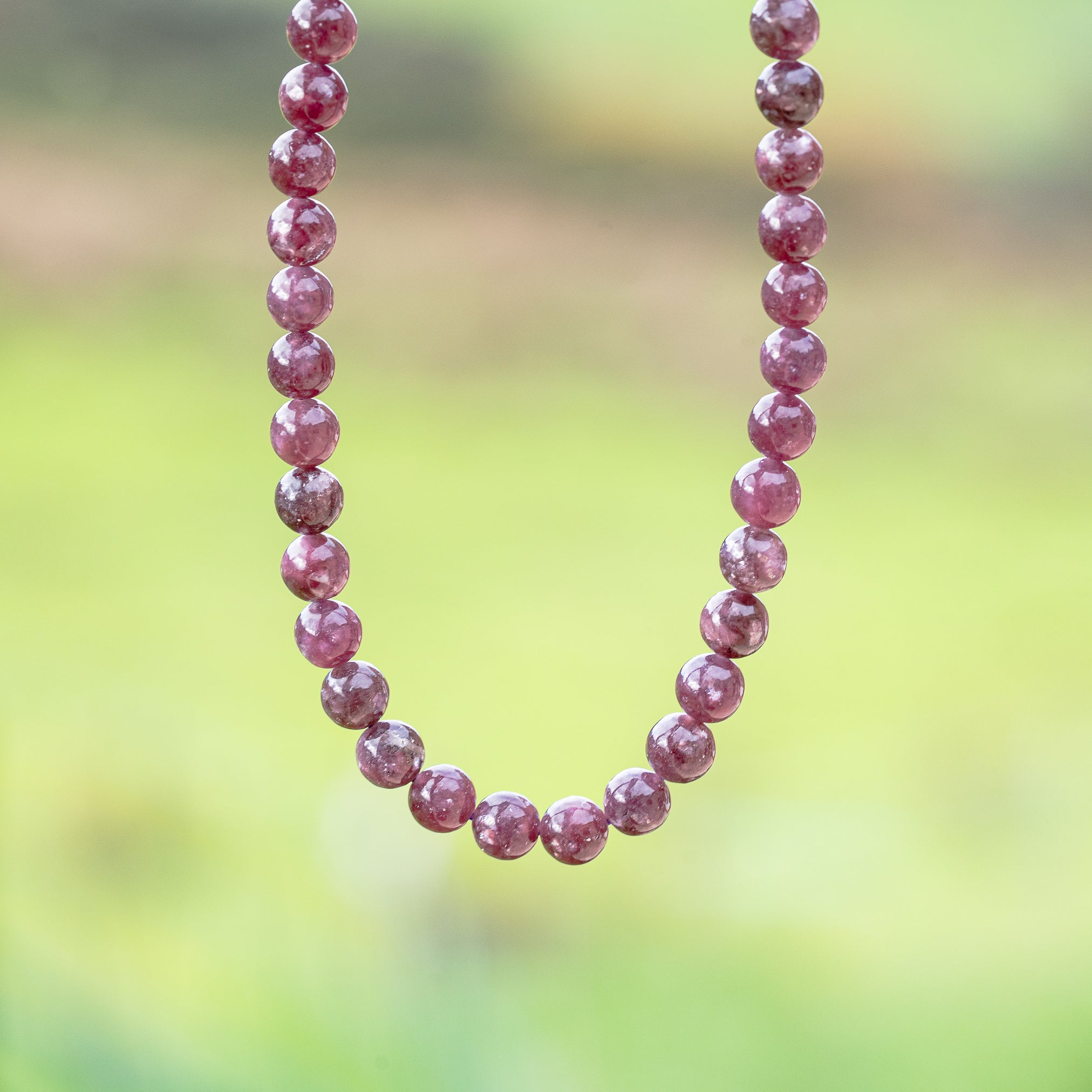 Perles rondes lisses de Lépidolite violette foncée grade a de 5,8 mm ( 1/2 rang de env 35 perles )