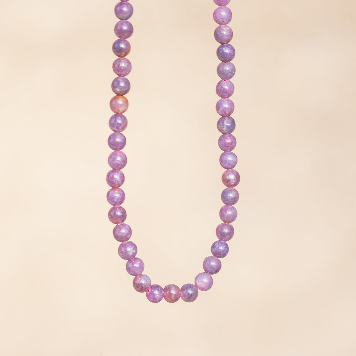 Rang complet de 42 cm et de 74 perles rondes lisses de Rubis de 5,6 mm
