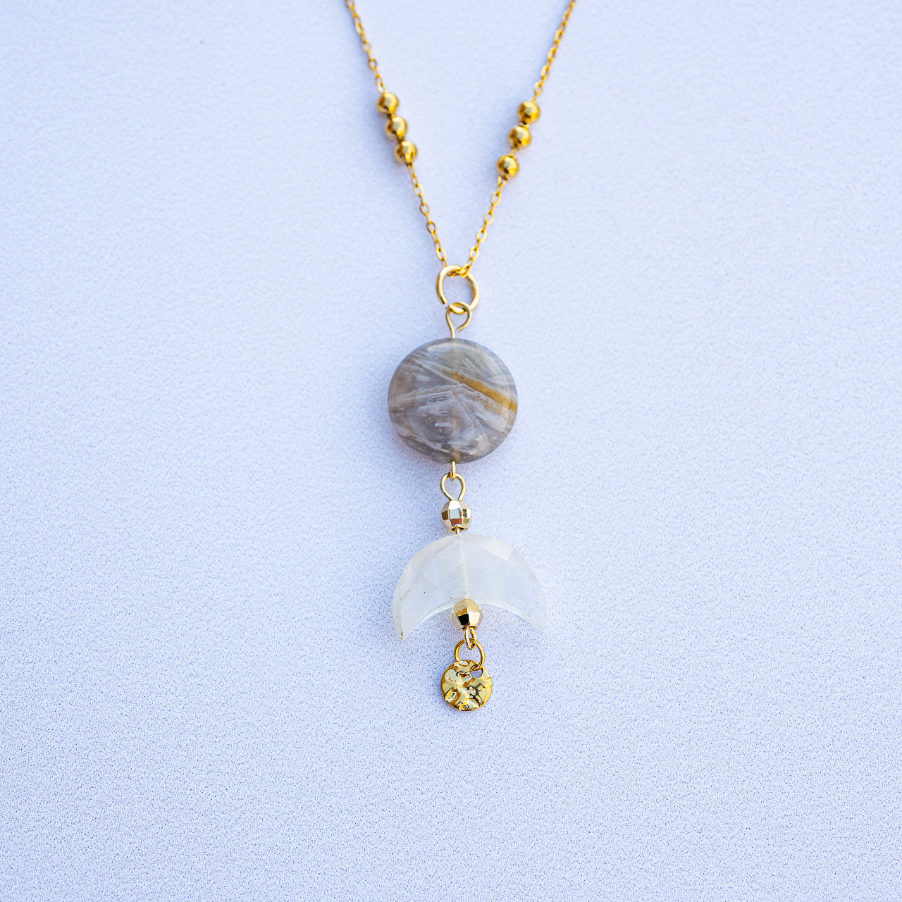 Les " Nidhih " lunes en Labradorite blanche de env 17 mm ( à l&