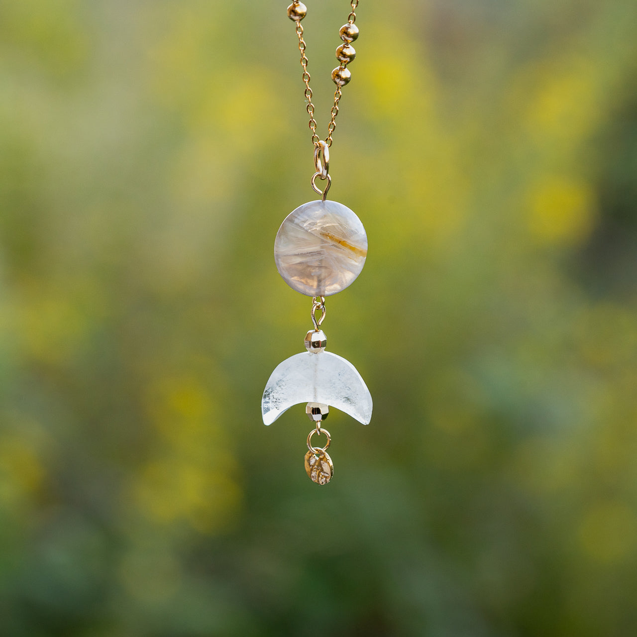 Les " Nidhih " lunes en Labradorite blanche de env 17 mm ( à l&