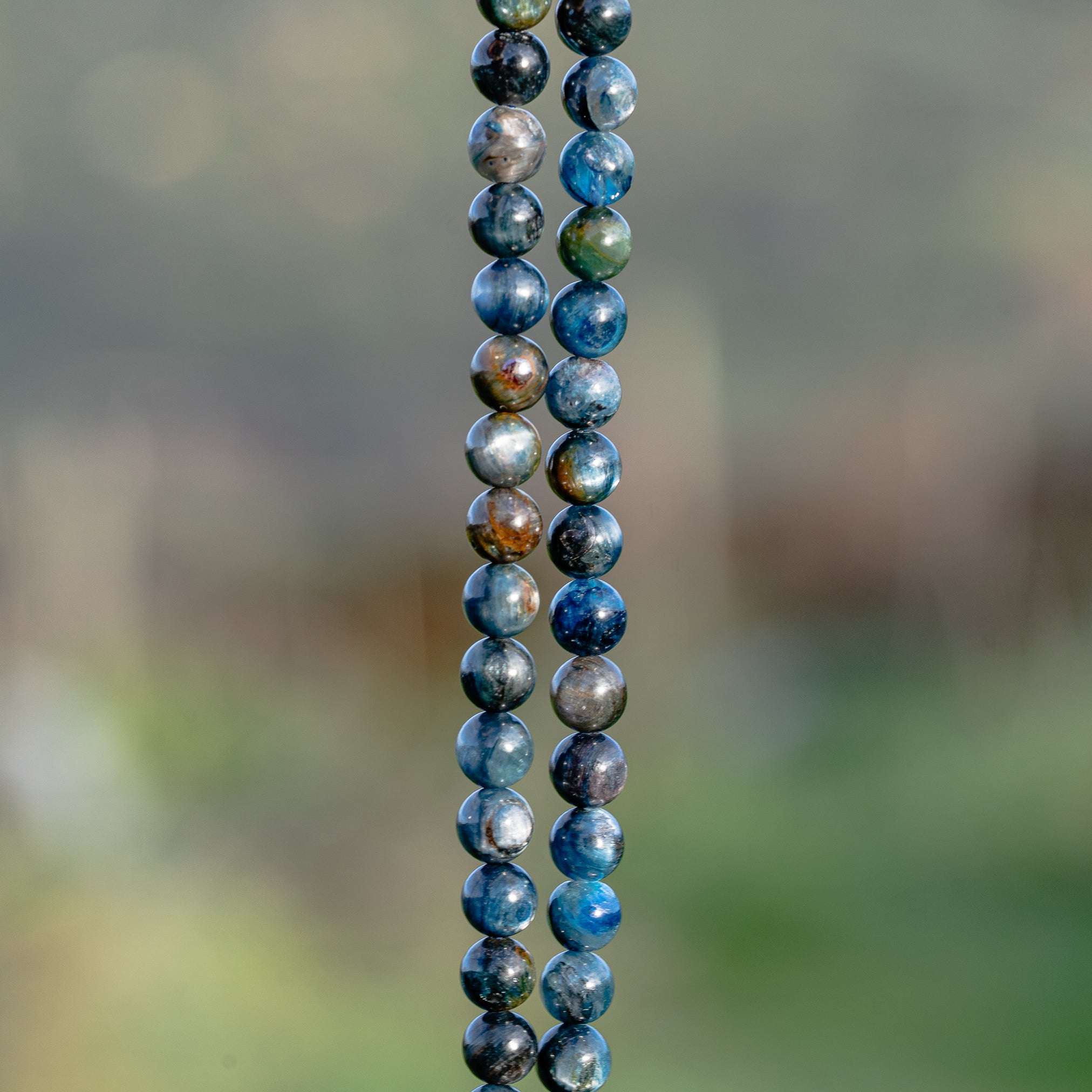 Perles rondes lisses de Cyanite multicolore de 6,5 mm ( 1/2 rang de env 30 perles )