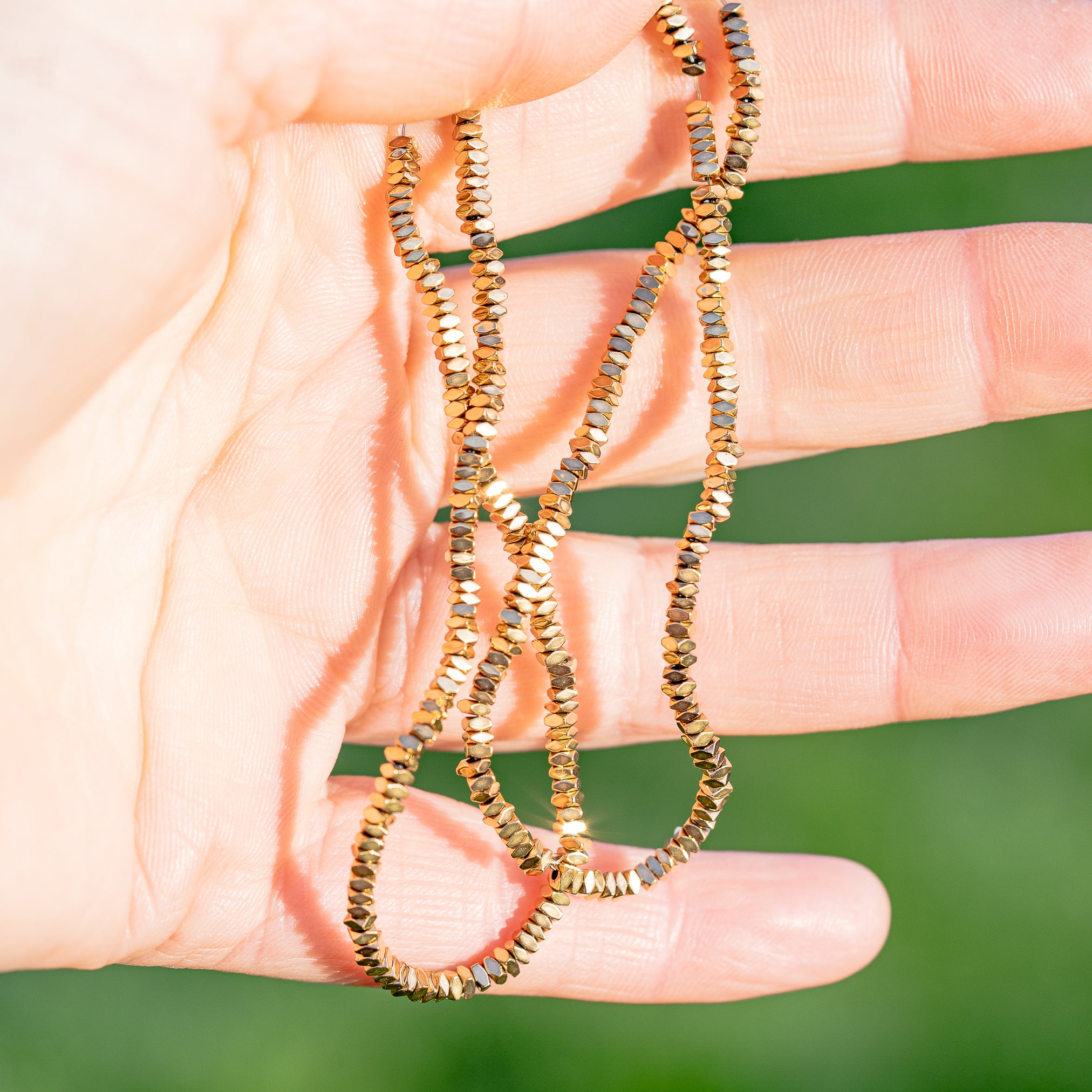 Perles rondelles facettes Hématite synthétique plaqué or 24k de 2 x 1 mm ( rang de env 350 perles )