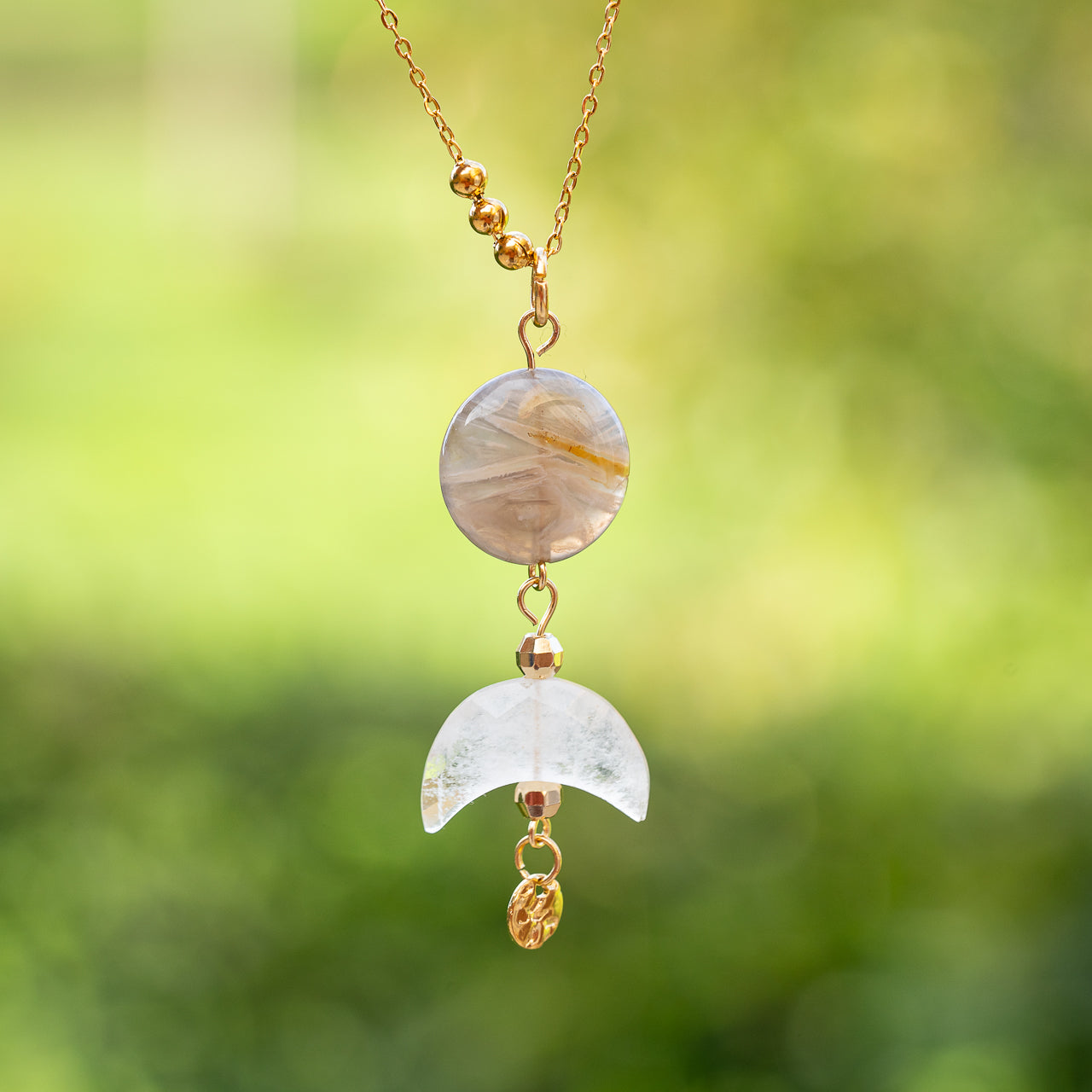 Les " Nidhih " lunes en Labradorite blanche de env 17 mm ( à l&