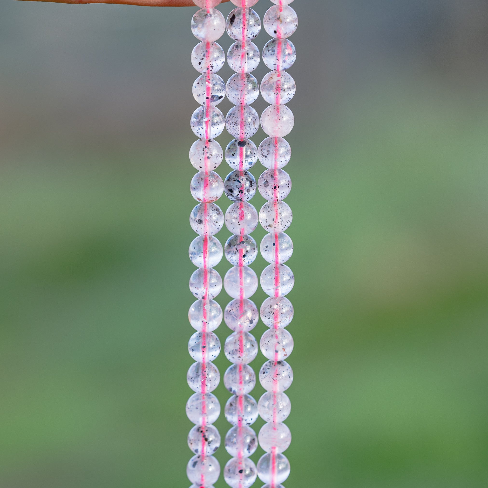 Perles rondes lisses de Quartz rose à Diopside de 6,5 mm ( rang de env 62 perles )
