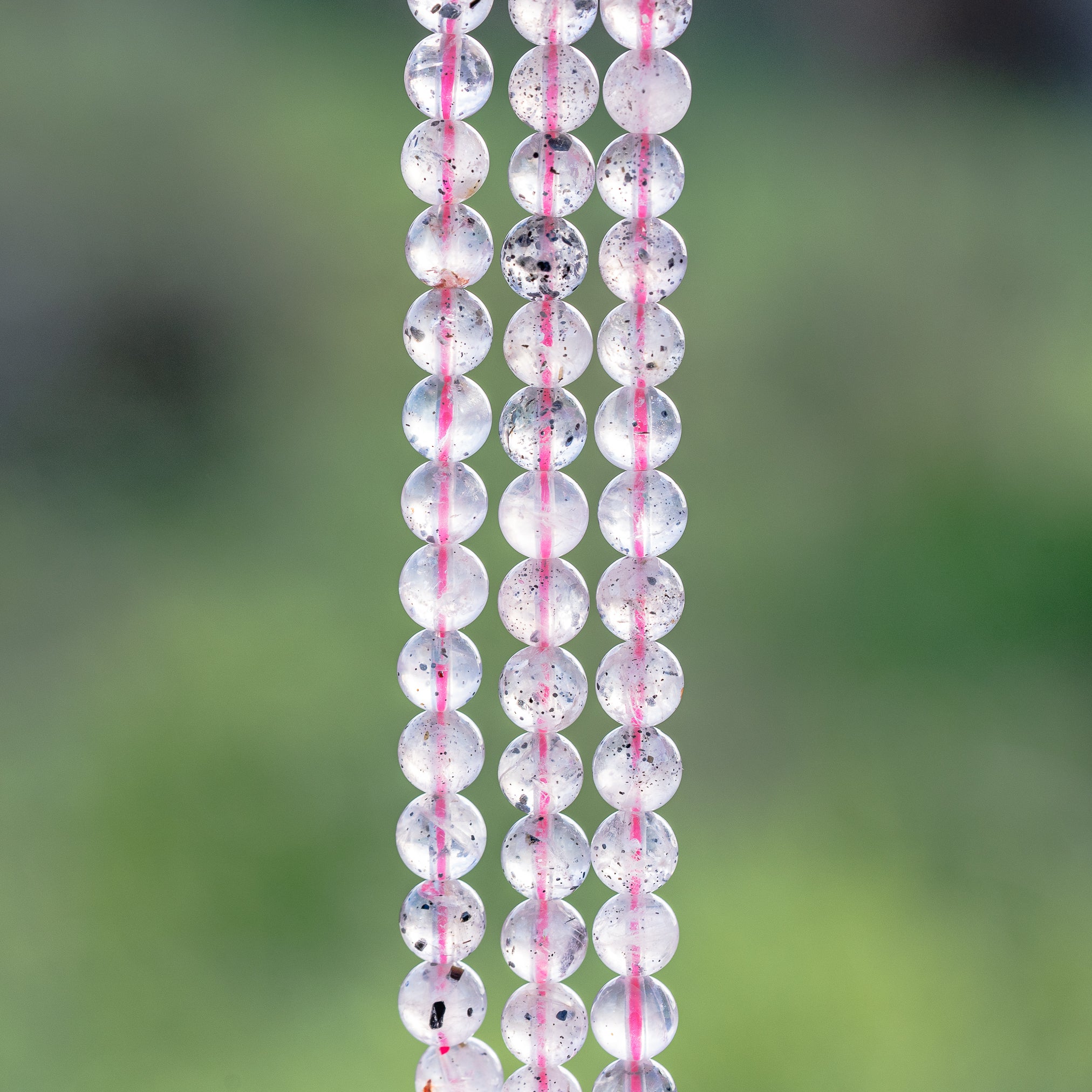 Perles rondes lisses de Quartz rose à Diopside de 6,5 mm ( rang de env 62 perles )