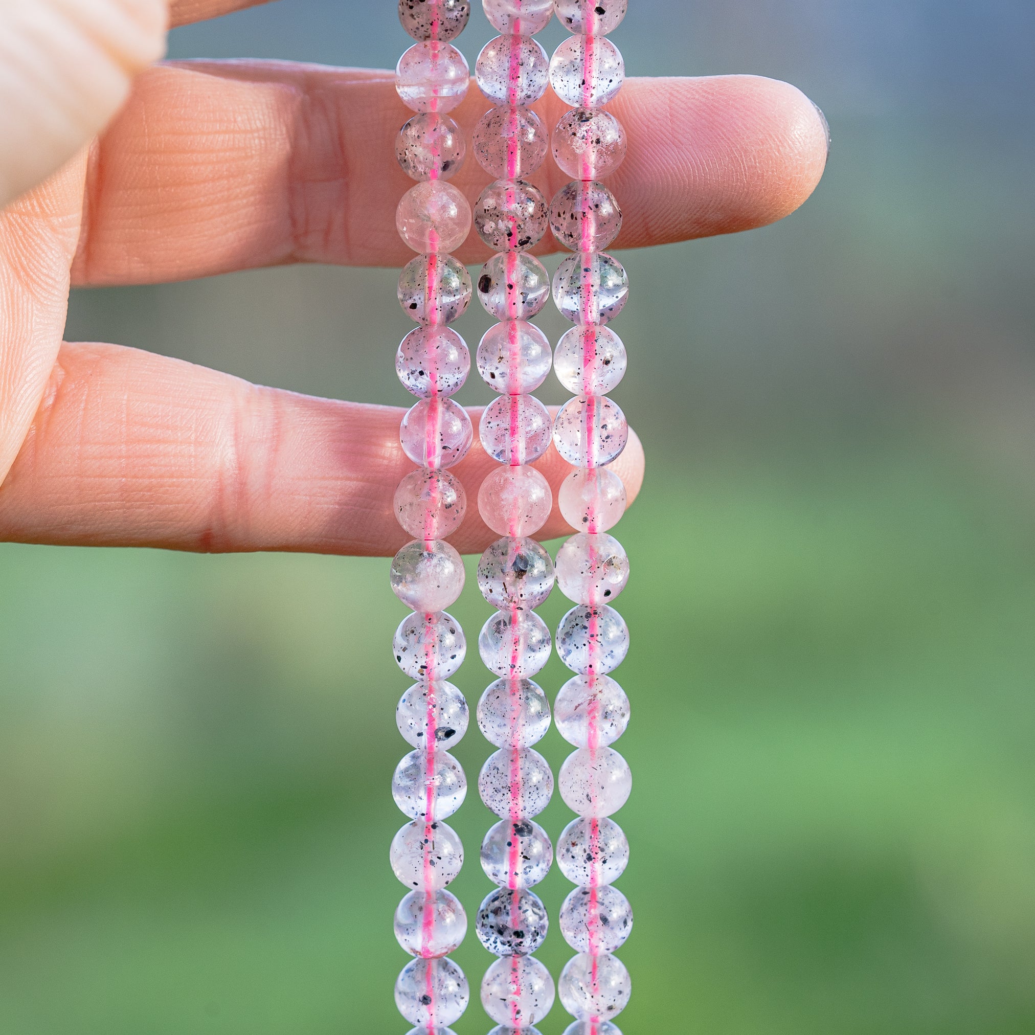 Perles rondes lisses de Quartz rose à Diopside de 6,5 mm ( rang de env 62 perles )