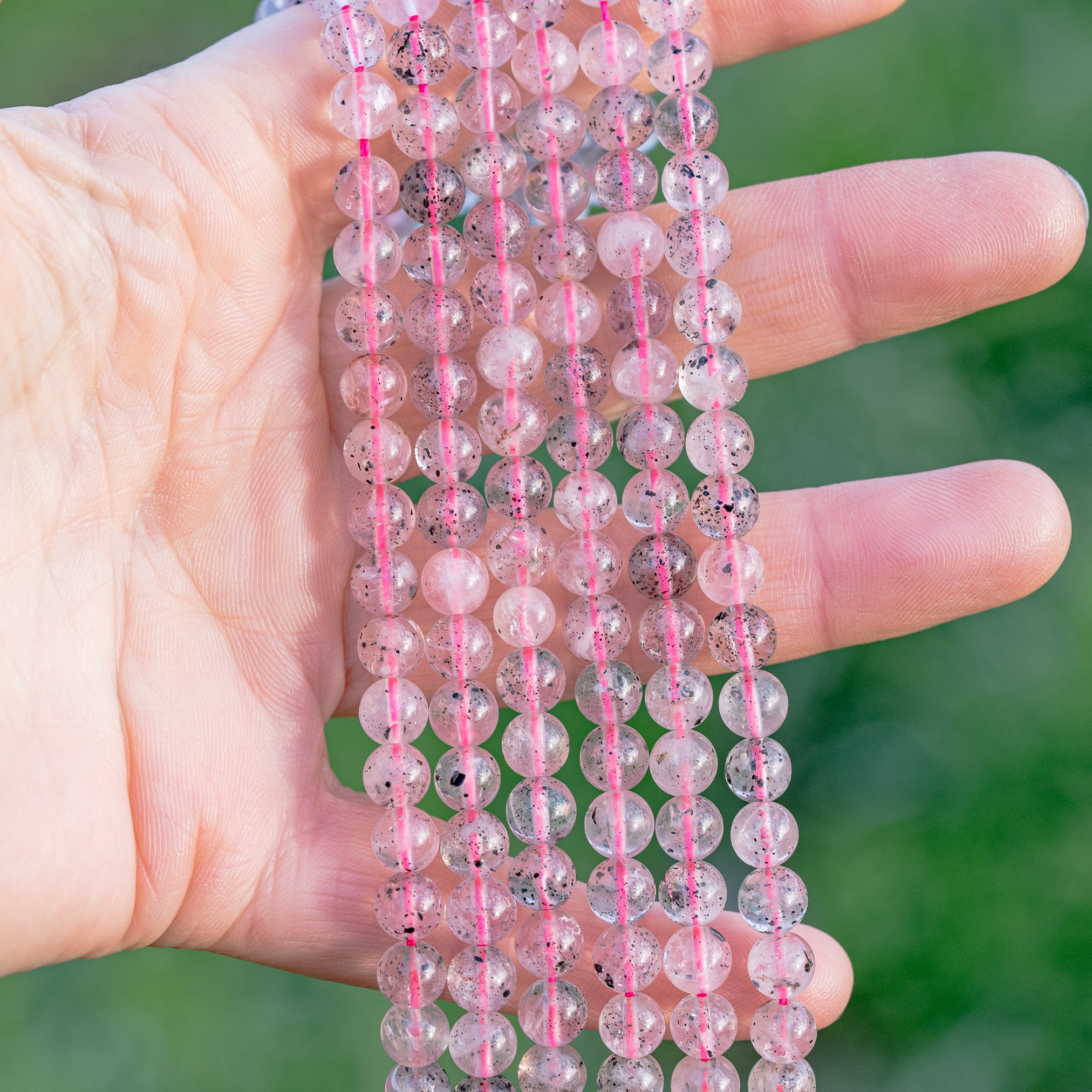 Perles rondes lisses de Quartz rose à Diopside de 6,5 mm ( rang de env 62 perles )