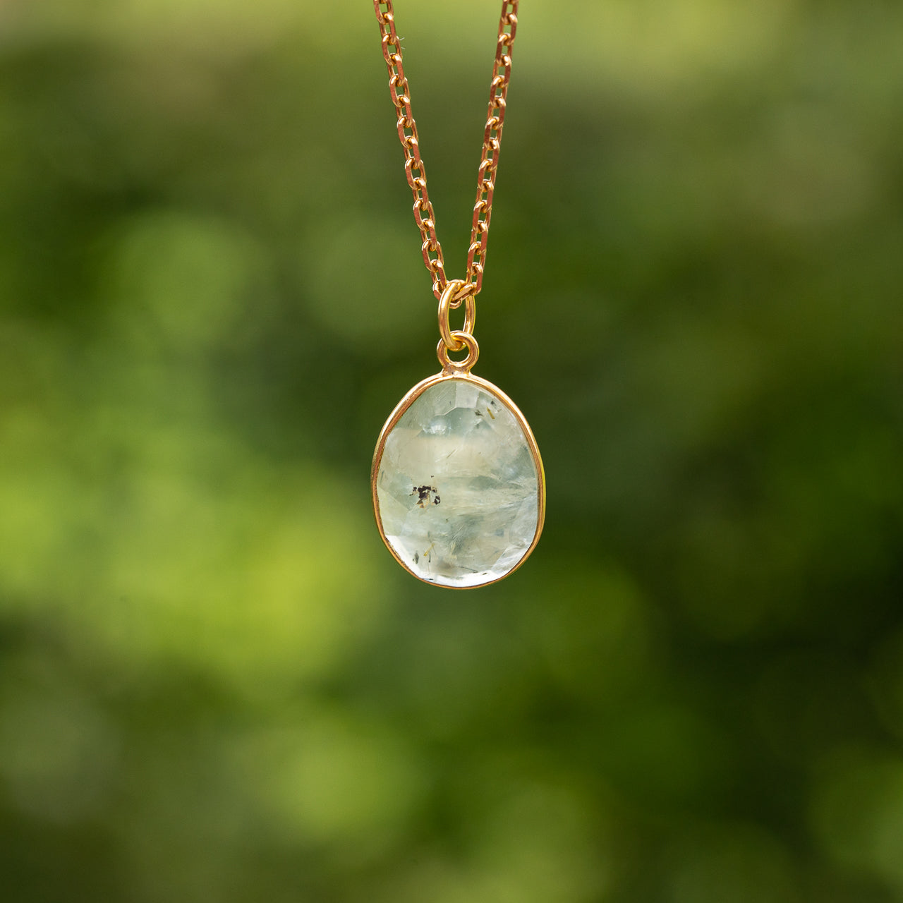 Les pendentifs " Nidhih " en Préhnite verte et argent 925 plaqué or