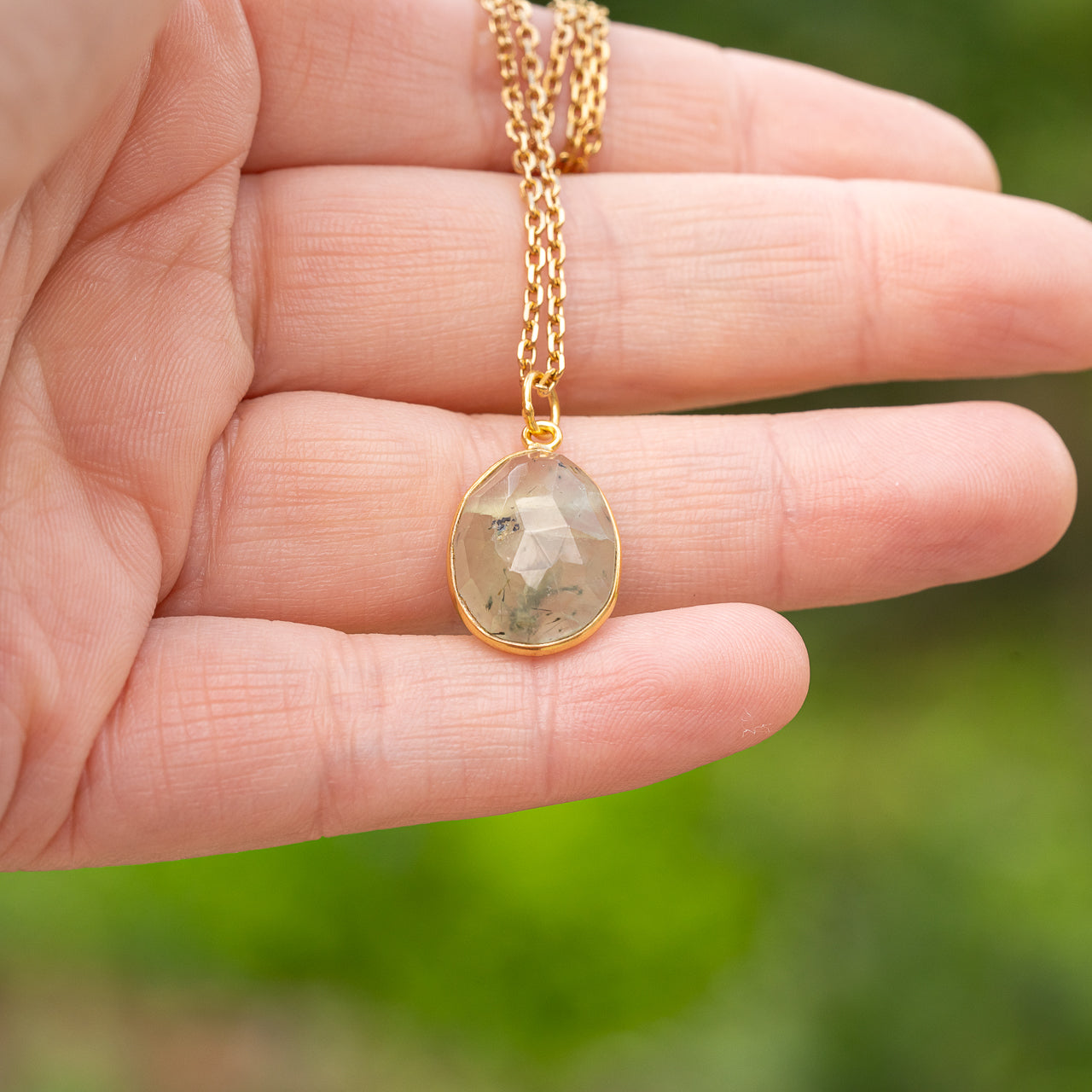 Les pendentifs " Nidhih " en Préhnite verte et argent 925 plaqué or
