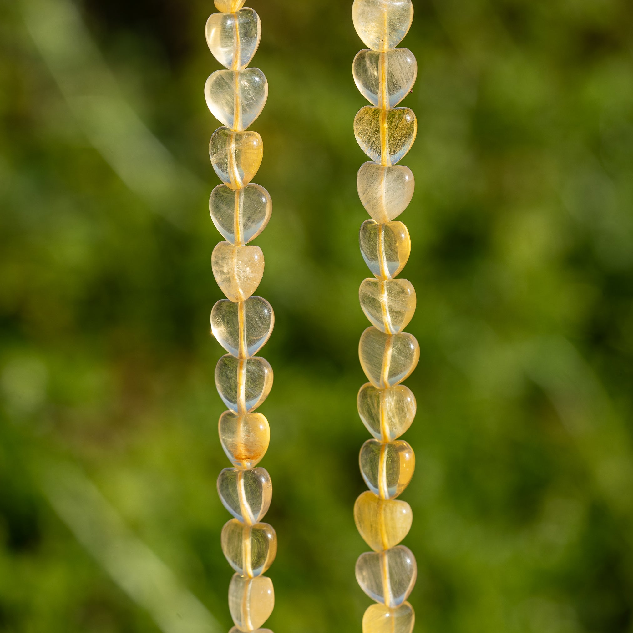 Perles coeur lisses de Fluorite jaune de env 9,5 mm ( lot de 4 perles )