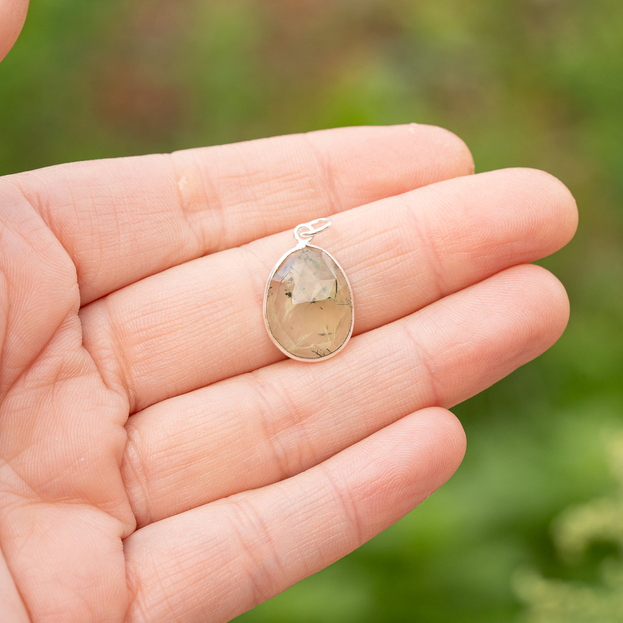 Les pendentifs " Nidhih " en Préhnite verte et argent 925 plaqué or
