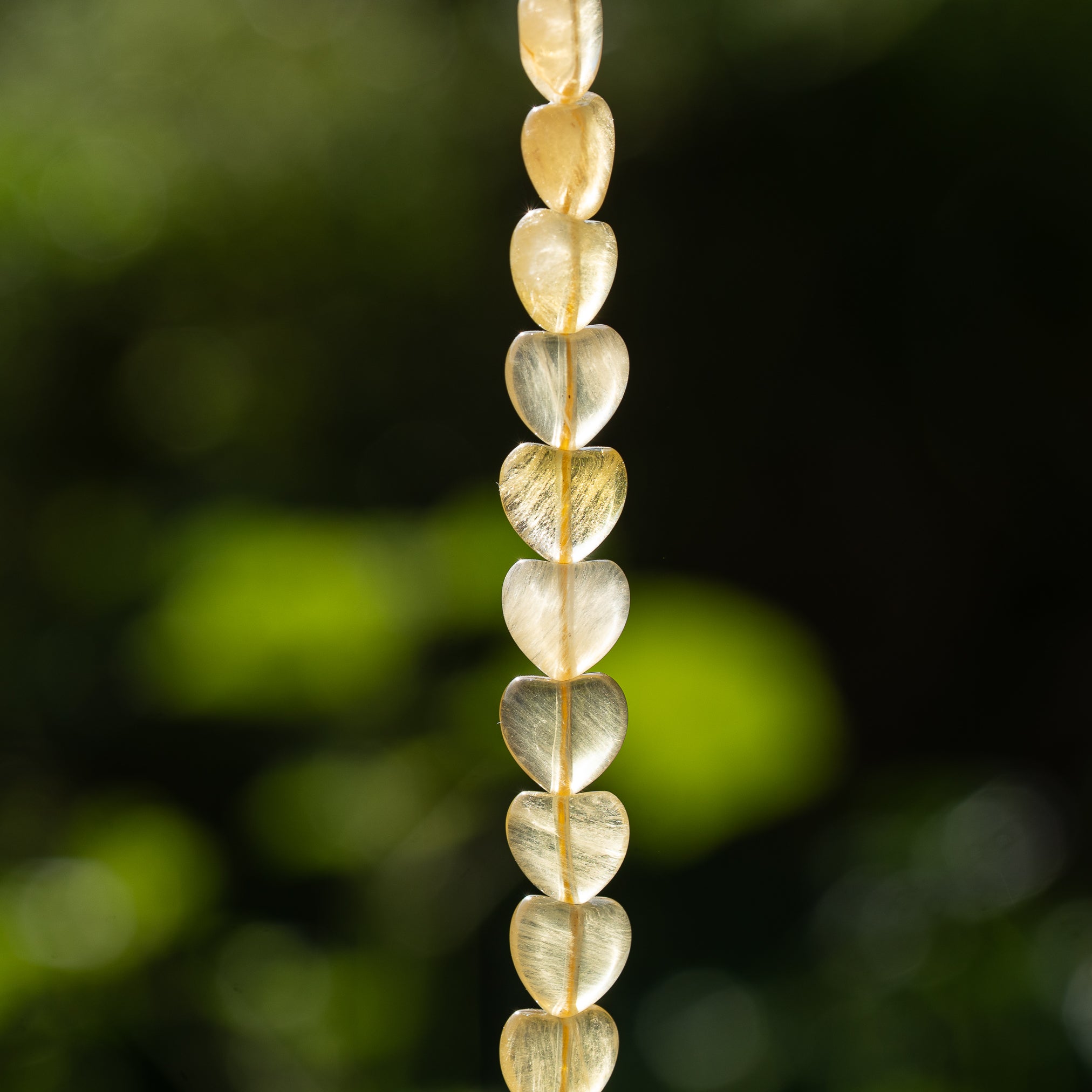 Perles coeur lisses de Fluorite jaune de env 9,5 mm ( lot de 4 perles )