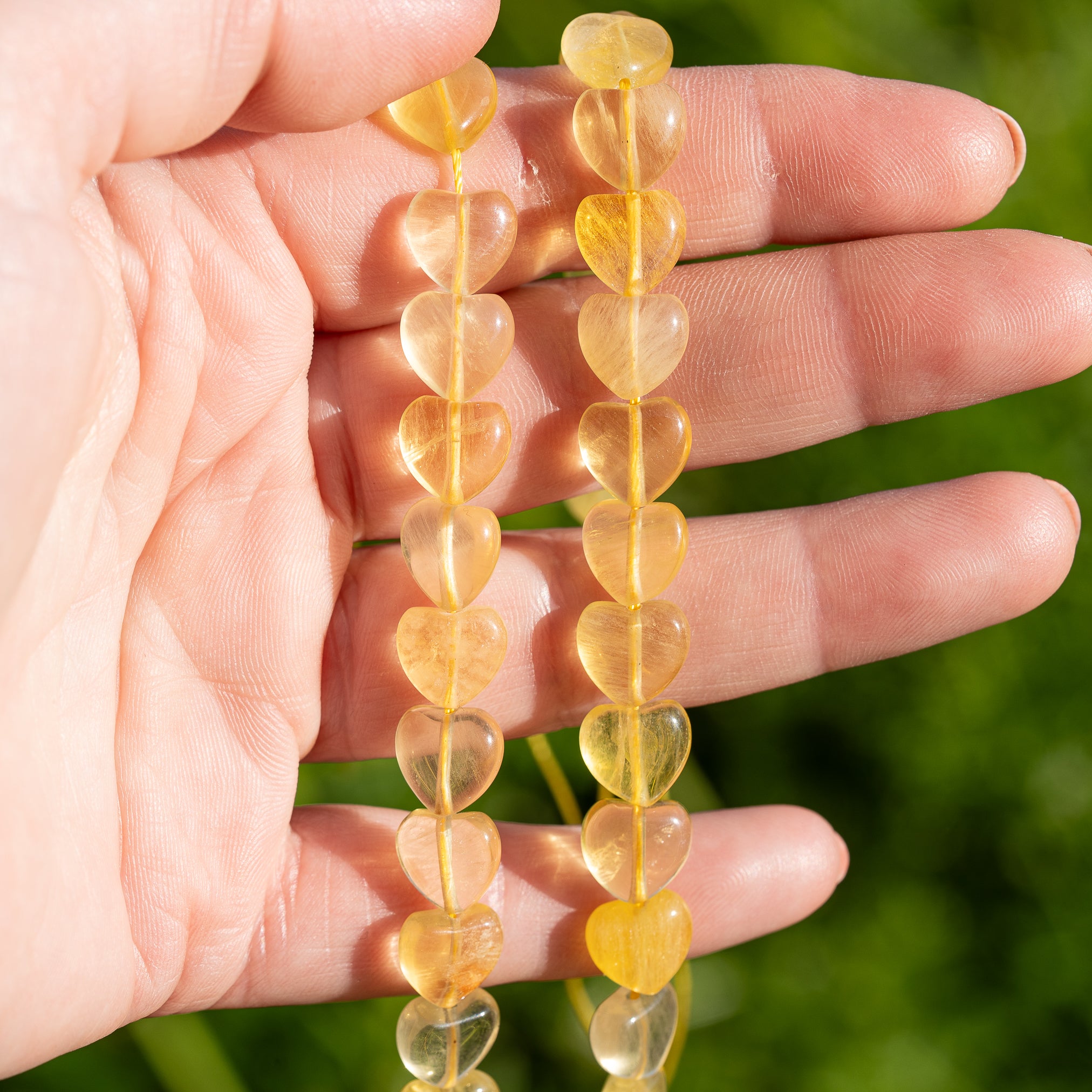 Perles coeur lisses de Fluorite jaune de env 9,5 mm ( lot de 4 perles )