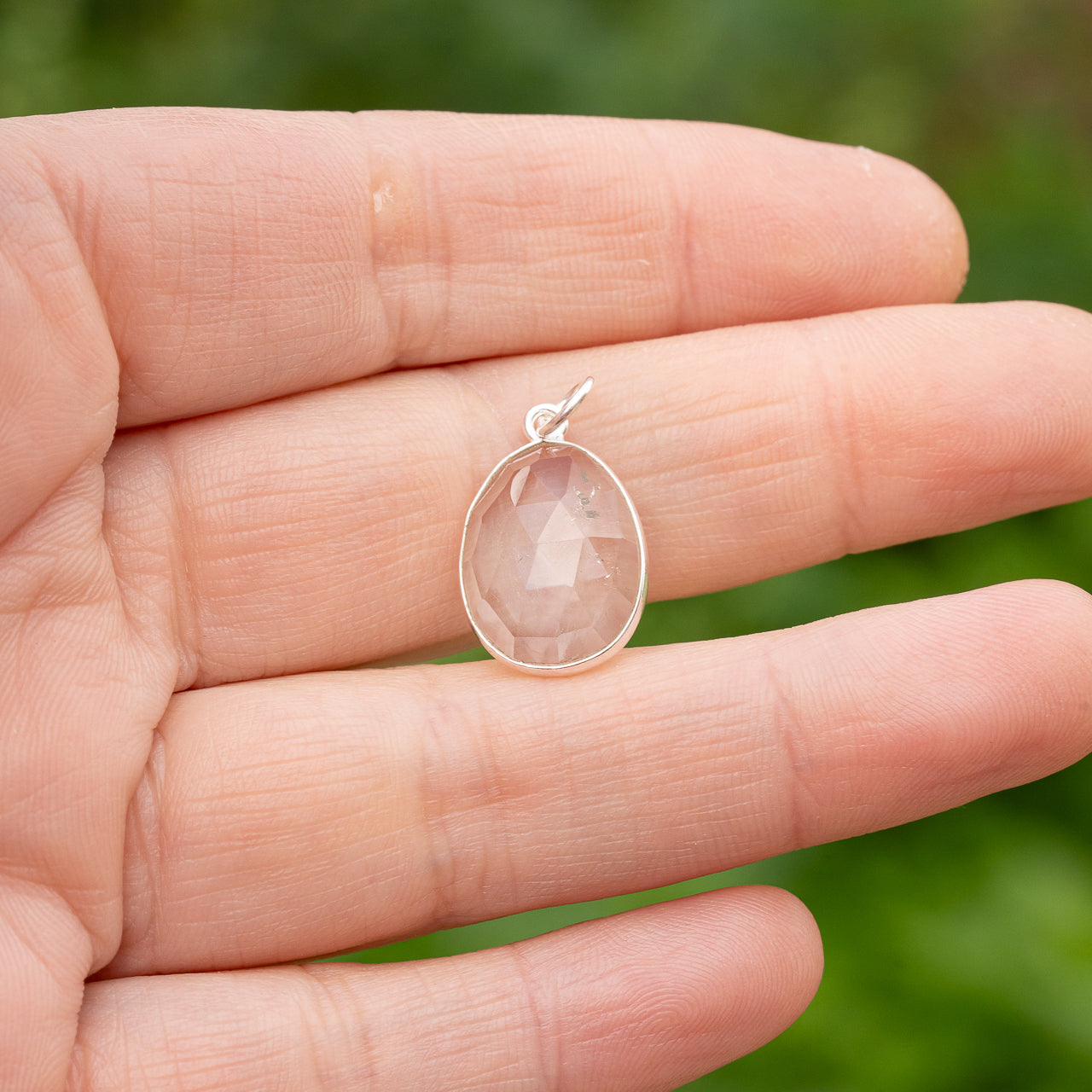 Les pendentifs " Nidhih " en Cristal de roche et argent 925 plaqué or