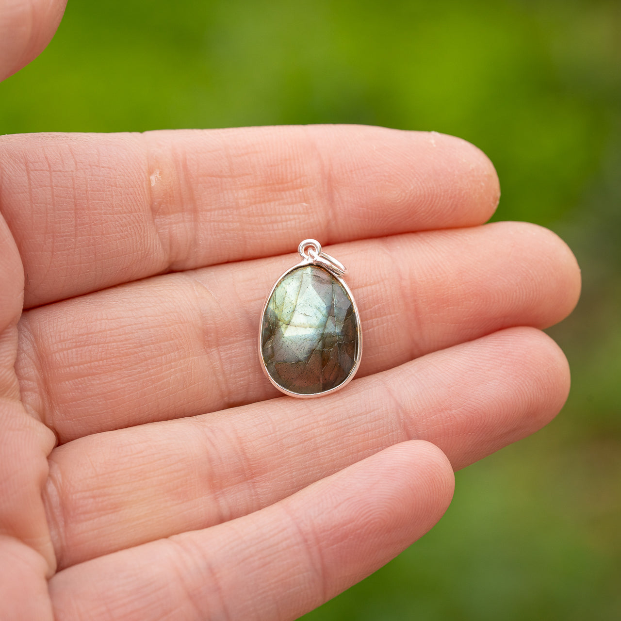 Les pendentifs " Nidhih " en Labradorite et argent 925 plaqué or ou argent 925