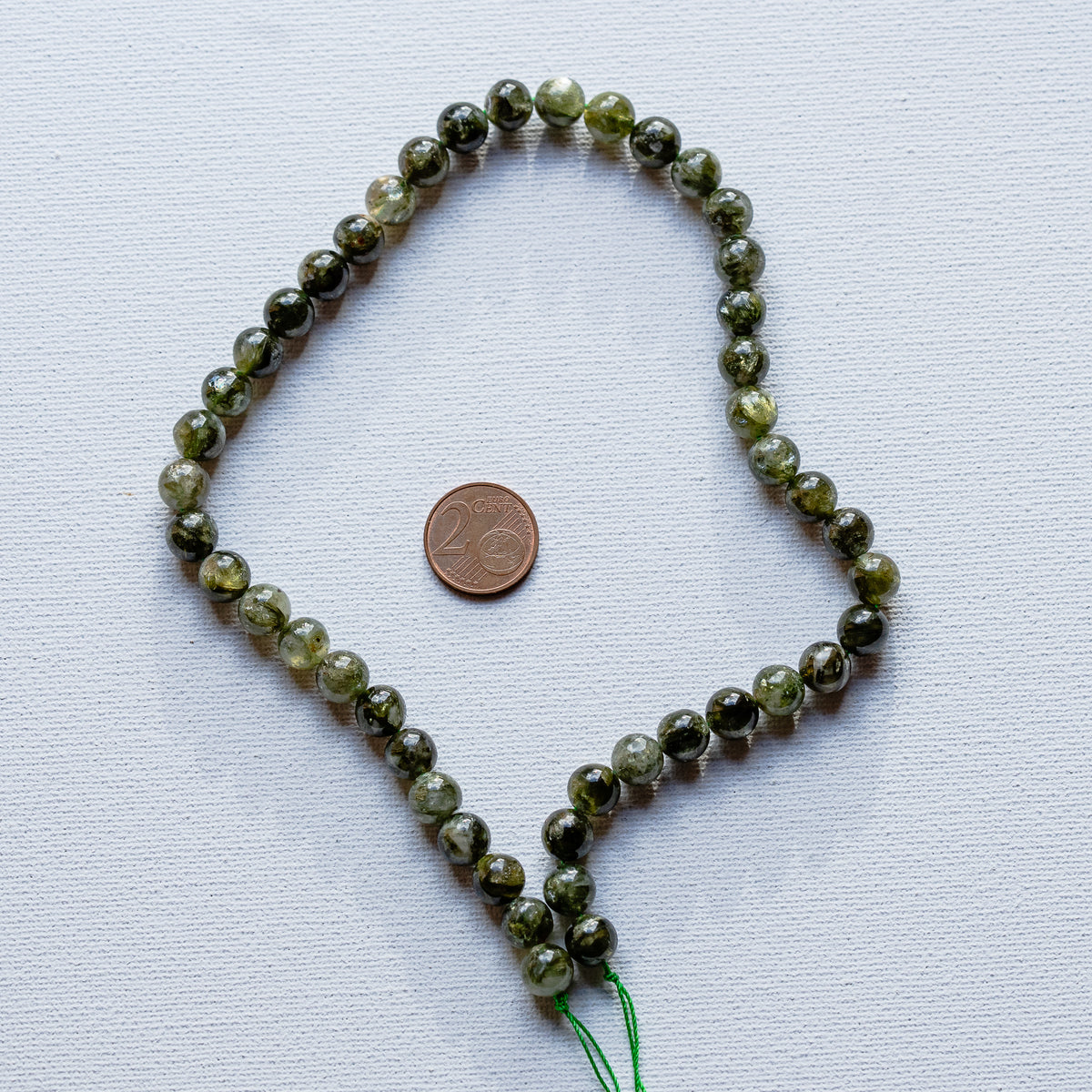 Perles rondes lisses de Lépidolite verte de 8,5 mm ( lot de 6 perles ou 1/2 rang de env 23 perles )