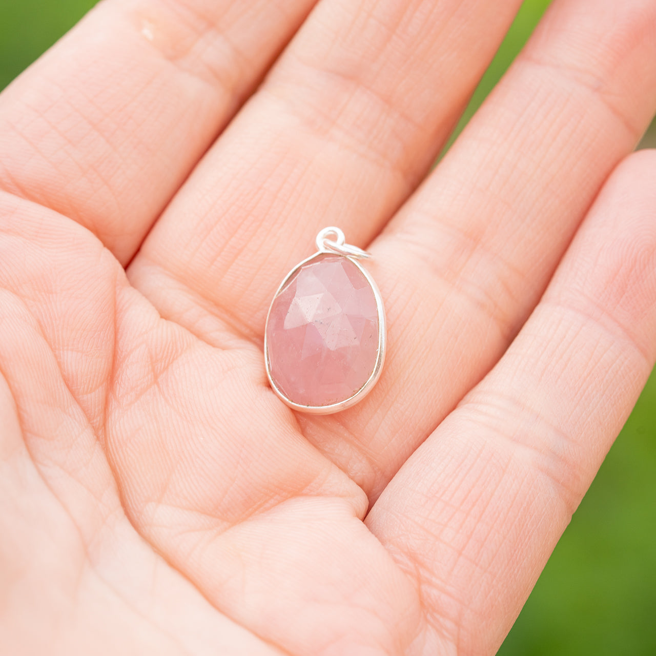 Les pendentifs " Nidhih " en Quartz rose et argent 925 plaqué or