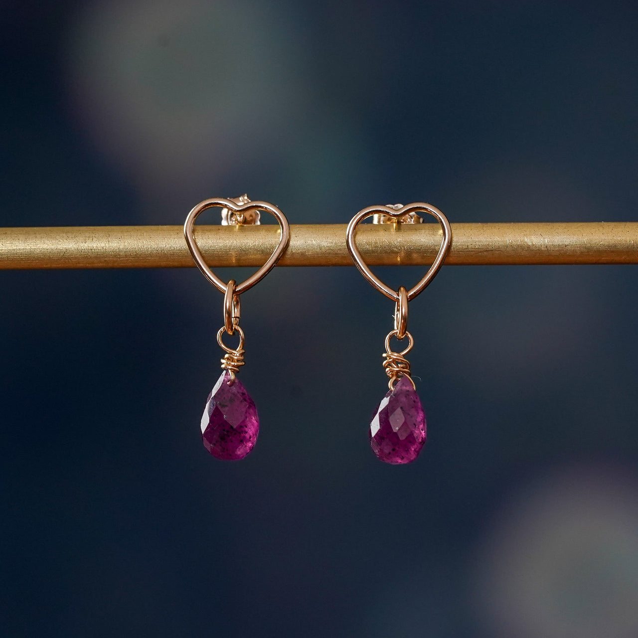 Perles goutes facettes de Rubis " rayonnant " de 5 à 10 mm ( lot de 2 perles )