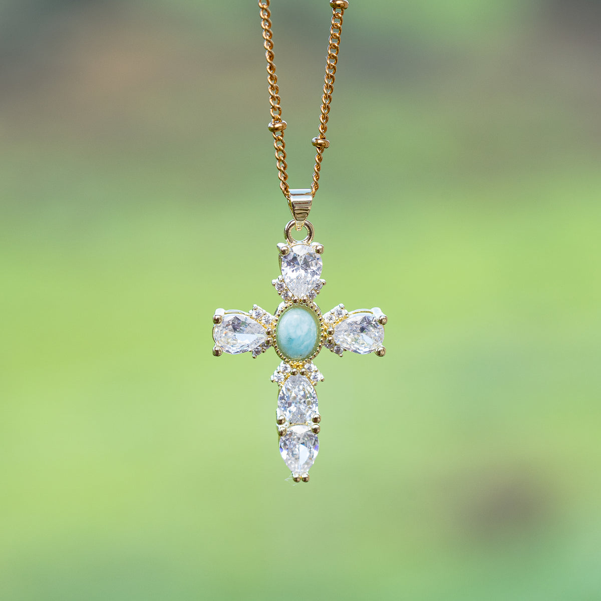 Breloques croix en Larimar, laiton plaqué or 18k et zirconium de 39 mm ( à l&
