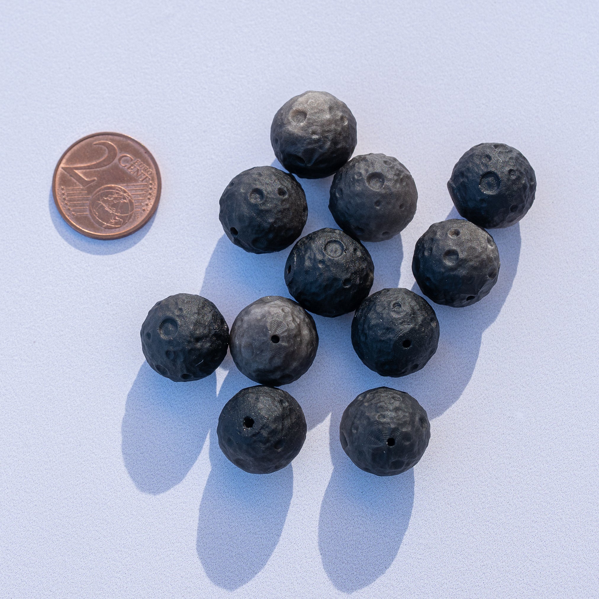 Perles rondes sculptées " planètes " en Obsidienne argentée de env 14 mm ( à l&