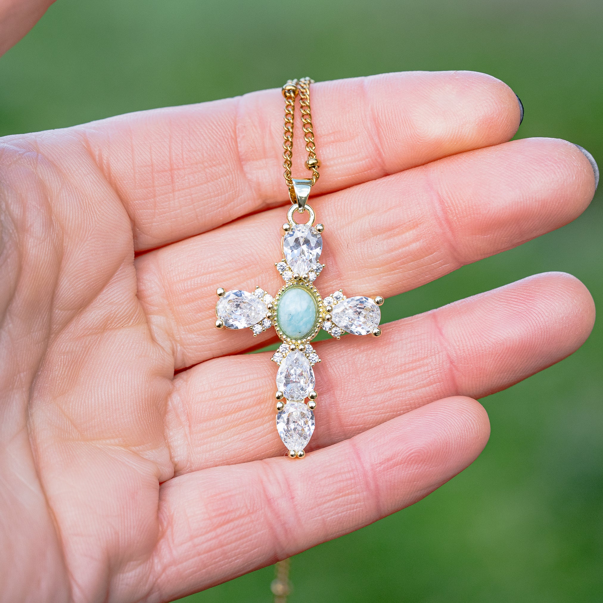 Breloques croix en Larimar, laiton plaqué or 18k et zirconium de 39 mm ( à l&