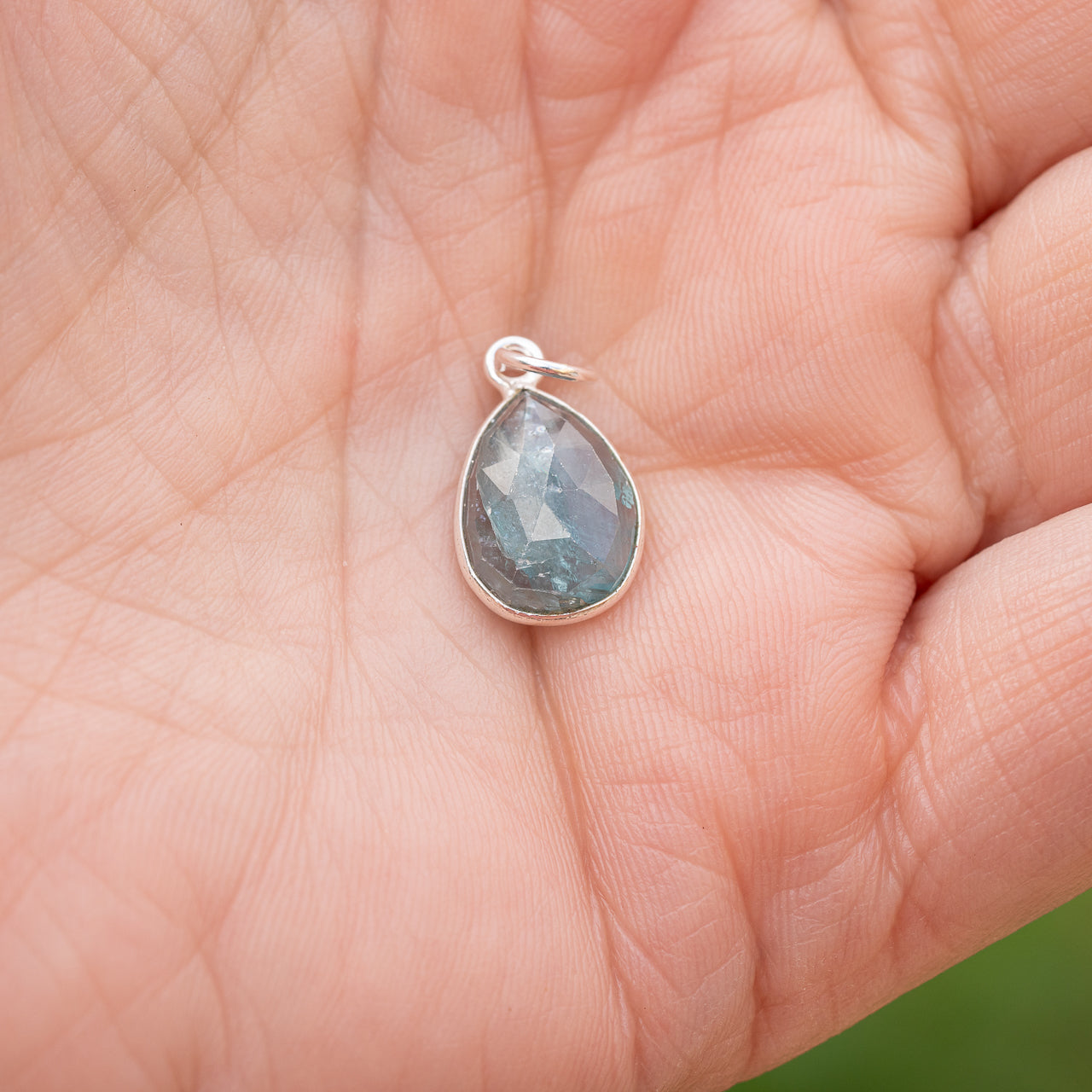 Les pendentifs " Nidhih " en Cyanite bleu sarcelle et argent 925 de env 13/15 mm