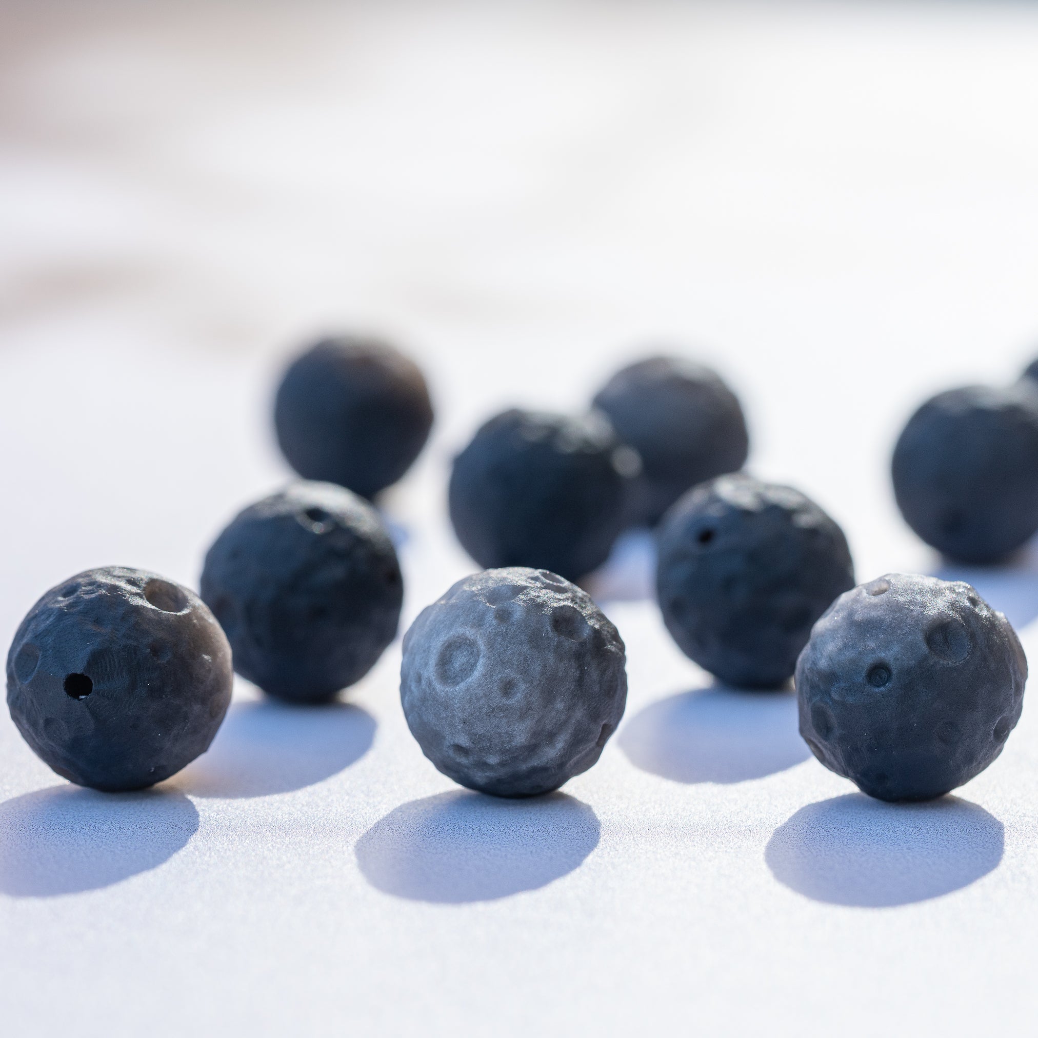 Perles rondes sculptées " planètes " en Obsidienne argentée de env 14 mm ( à l&